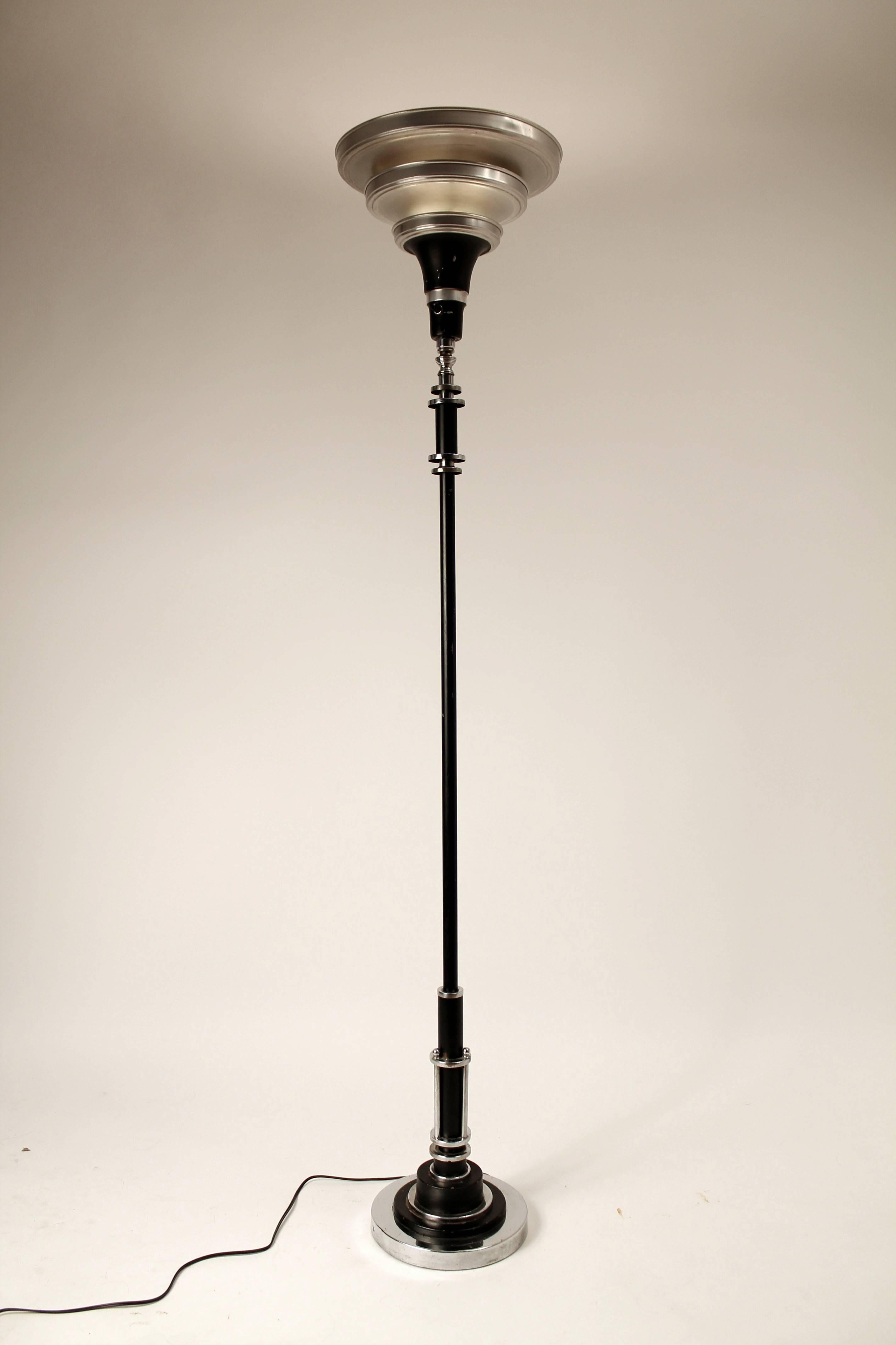 Three-tiered aluminium shade with an enameled stem and base with prime quality chromed accent.

Solid, sturdy construction. 

Rewired, with new regular E26 socket and switch with three level setting.

Measure: 64 inches high.

 