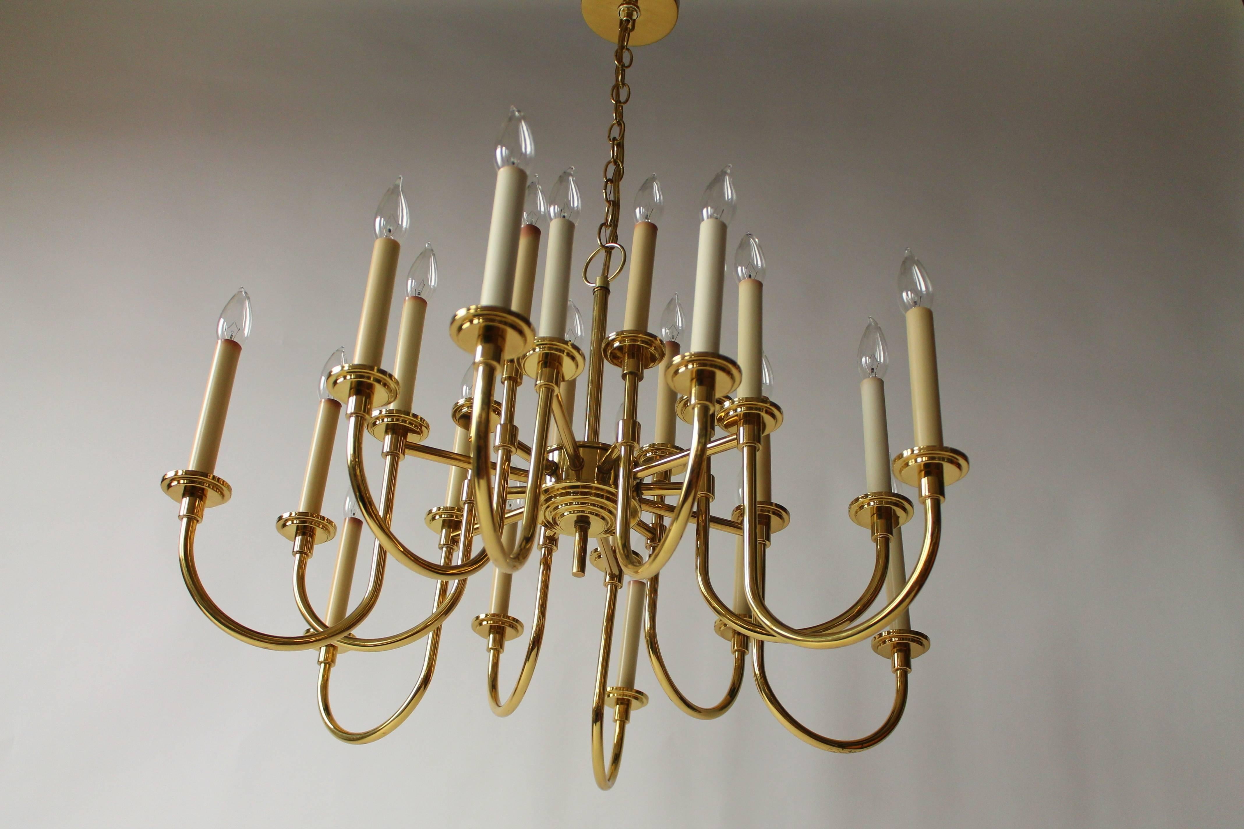 Mid-Century Modern 12 Arms 24 Lights Brass Chandelier in the Style of Tommi Parzinger, 1970s, USA