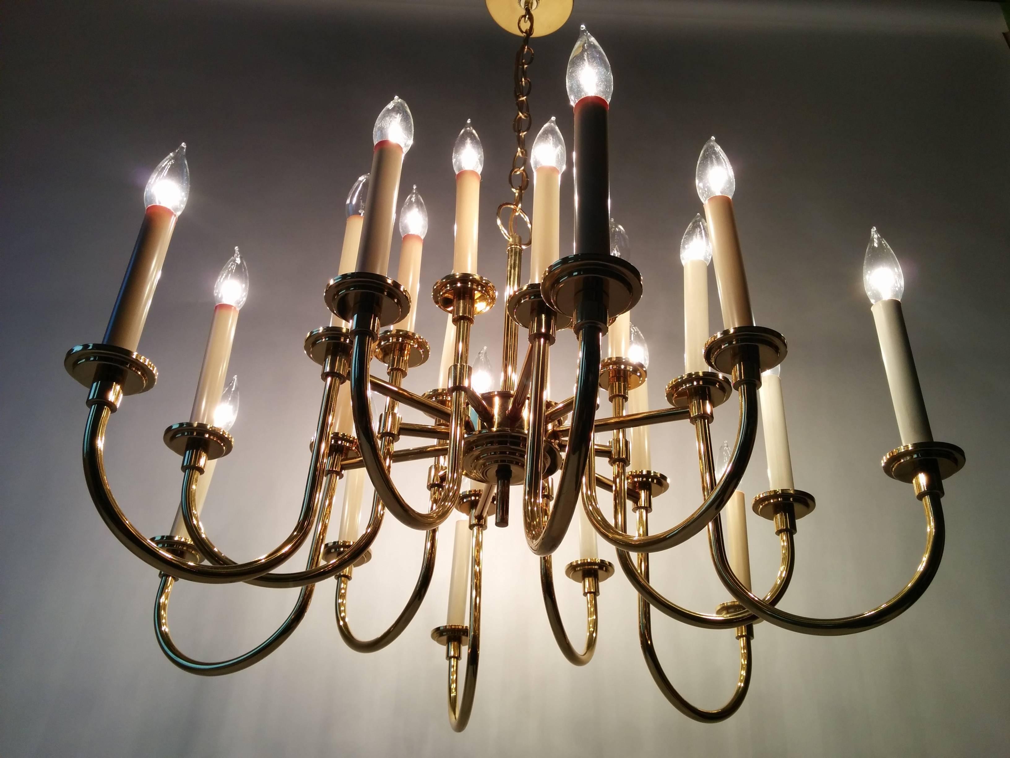 12 Arms 24 Lights Brass Chandelier in the Style of Tommi Parzinger, 1970s, USA In Excellent Condition In St- Leonard, Quebec
