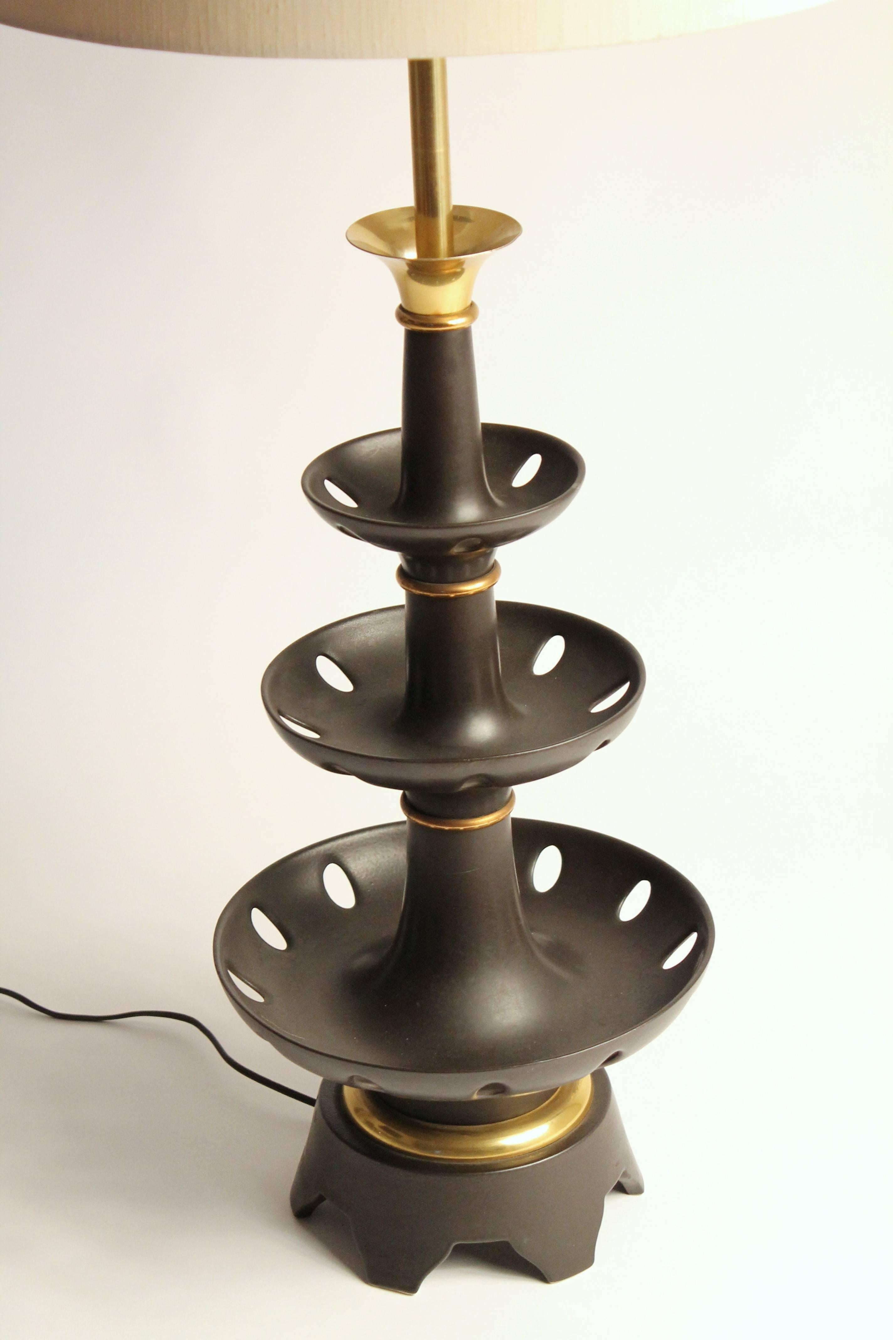 Dreistöckige Tischlampe aus Porzellan von G. Thurston, Lightolier, 1950er Jahre, USA im Zustand „Gut“ im Angebot in St- Leonard, Quebec
