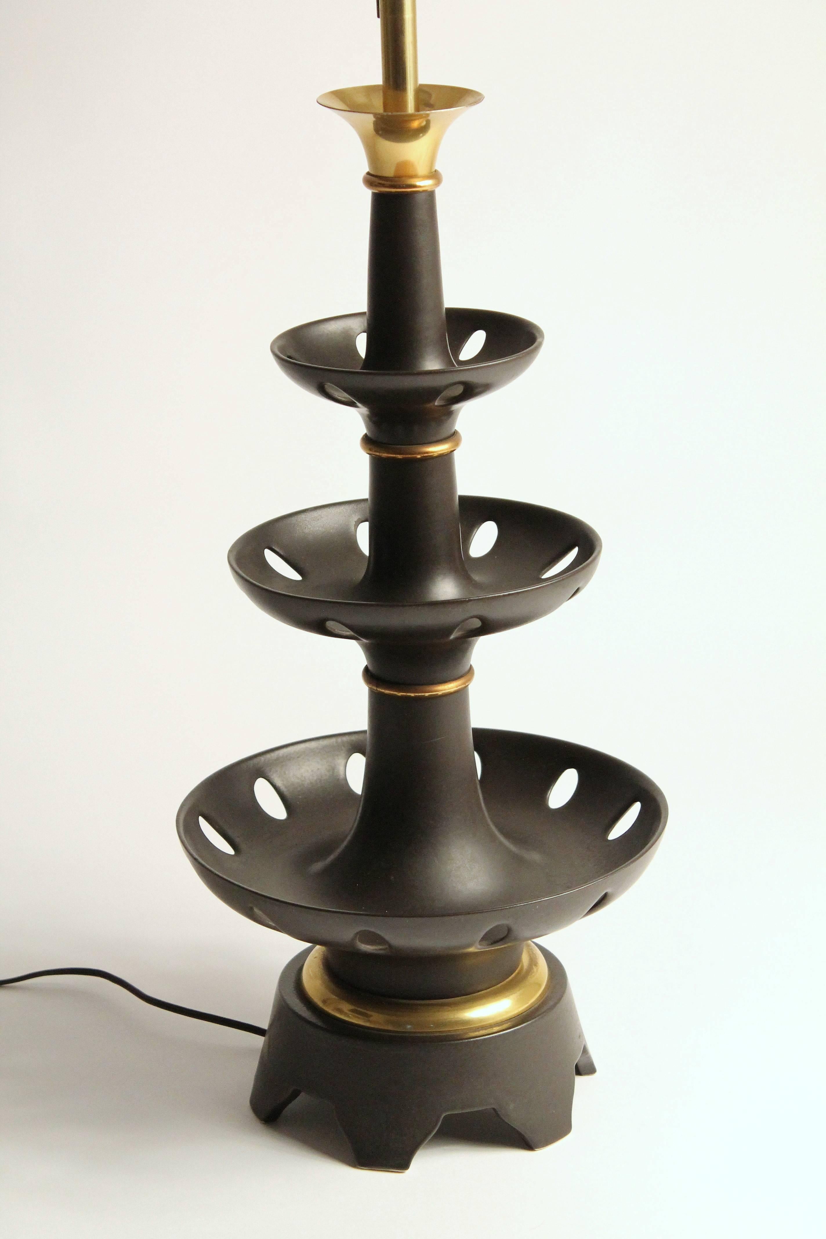 Dreistöckige Tischlampe aus Porzellan von G. Thurston, Lightolier, 1950er Jahre, USA (Mitte des 20. Jahrhunderts) im Angebot