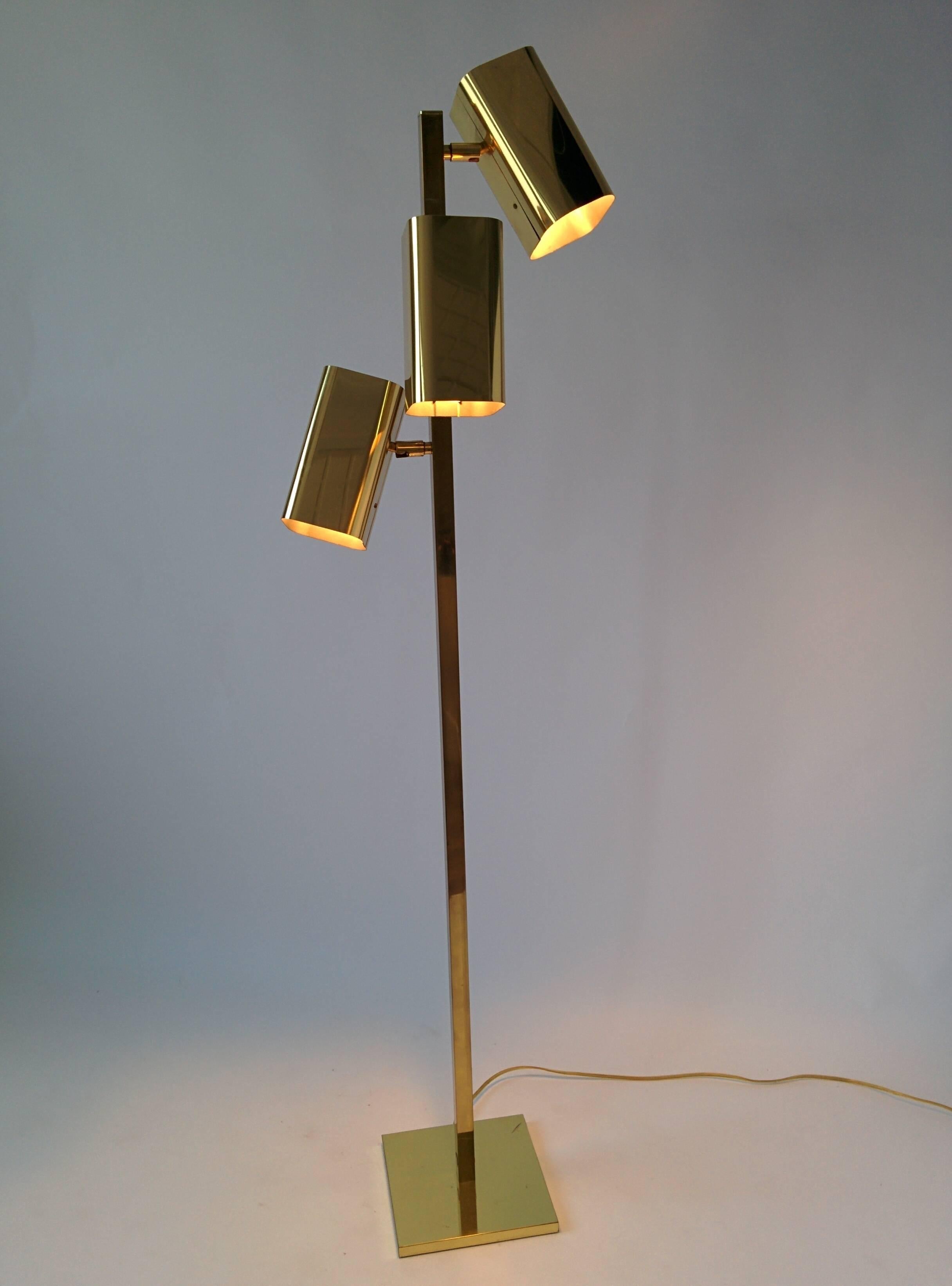 Koch & Lowy All Brass three Heads Floor Lamp, 1970s, USA In Good Condition In St- Leonard, Quebec