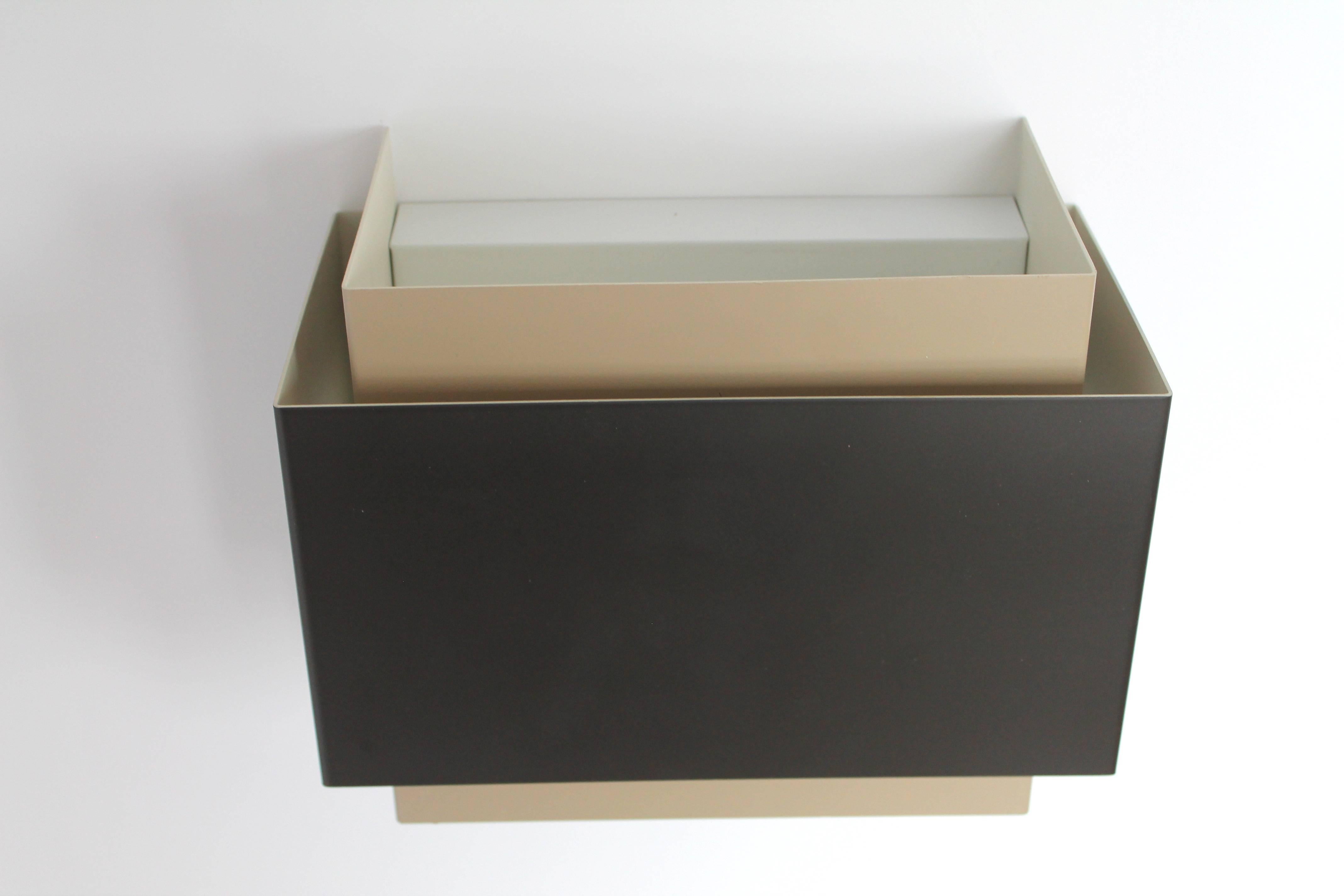 Fine XX secolo Nuovo & Vecchio stock da  Lightolier 1980s Louvered Wall Sconces , USA in vendita