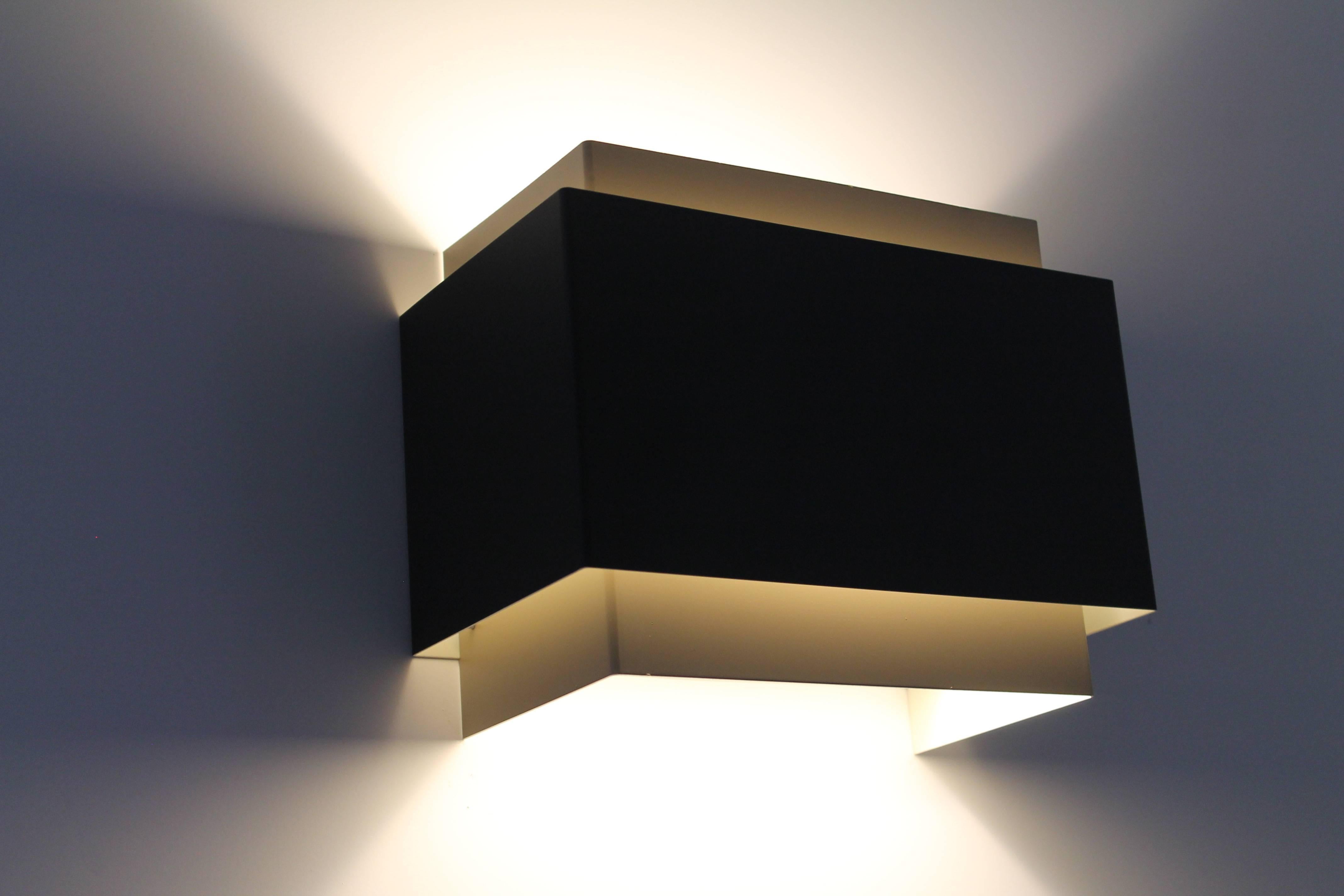 In  sigillato, marcato Lightolier  box.

Solo uno disponibile. 

Model No. 6569 

Wells Coates è realizzato in metallo spesso, verniciato a polvere in una tonalità opaca/semilucida di beige chiaro e marrone scuro. 

Struttura solida e robusta. 

Una