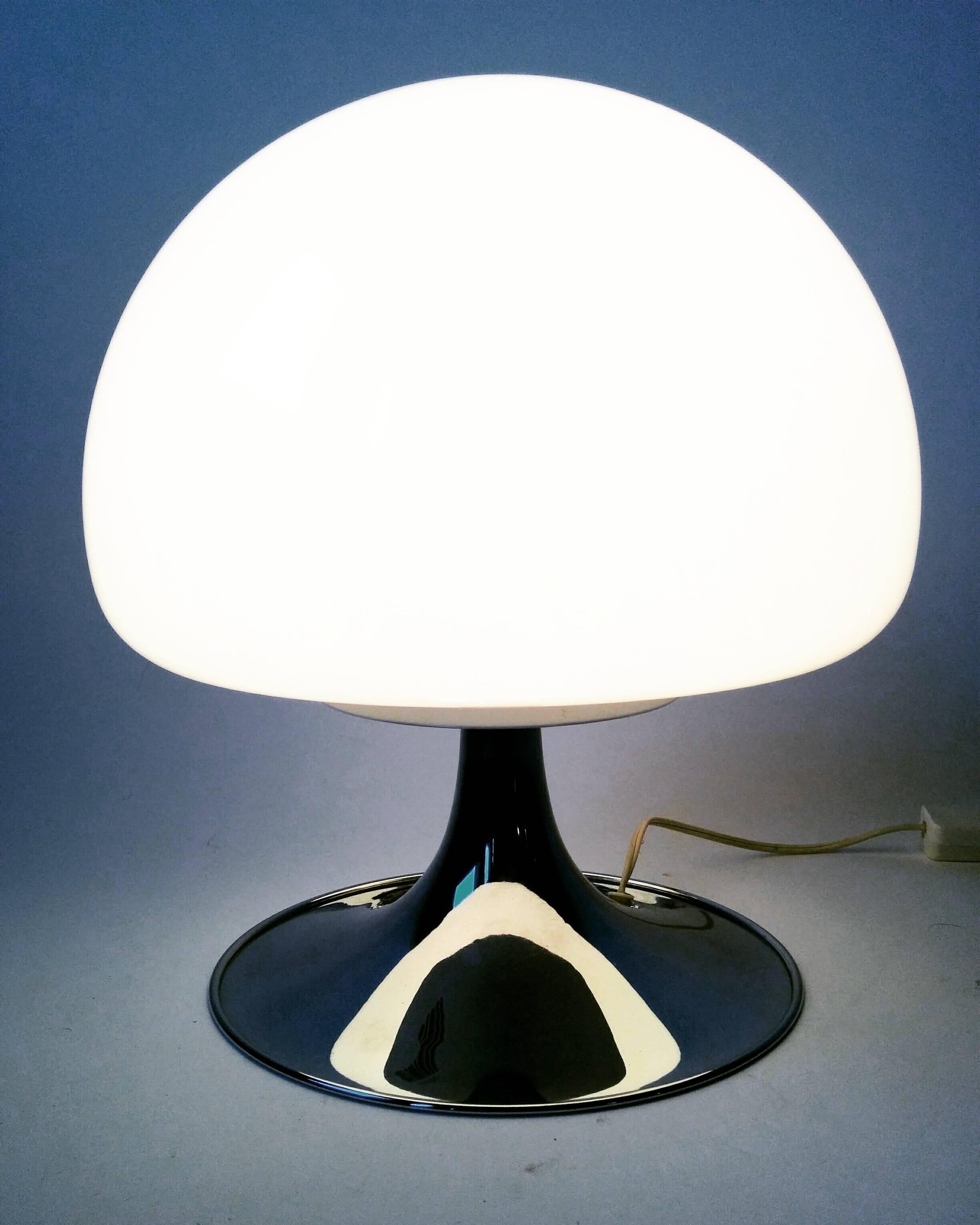 Opale mushroom shaped glass shade that produce a nice warm glow. 

Trumpet shaped steel chrome base. 

One E26 North American socket rated at 60 watts. 

Switch on cord.

Measures: 13 inches high by 12 inches wide.