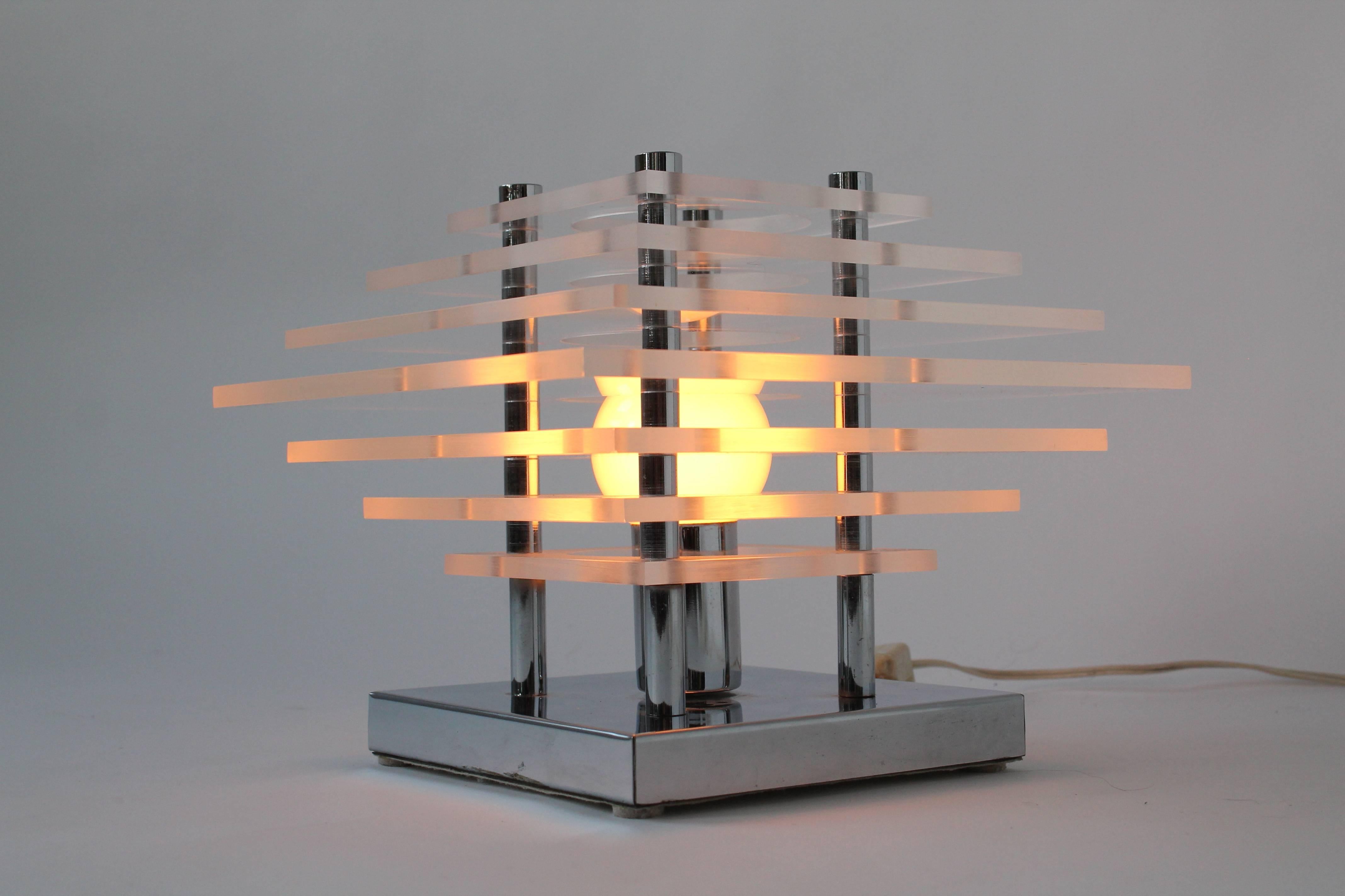 Late 20th Century Stacked Plexiglass & Chrome Table Lamp, 1970, USA For Sale