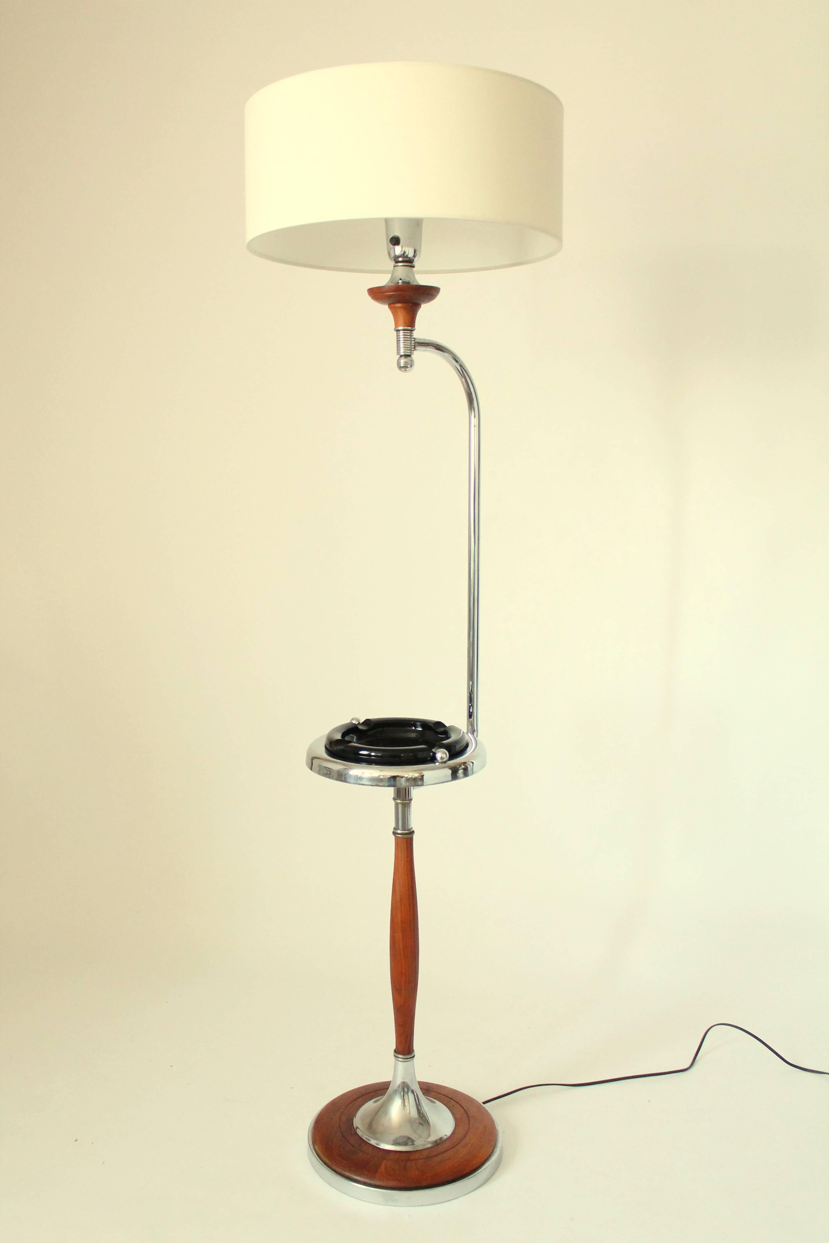 Art Deco Floor Lamp/Ashtray Combo, Walnut and Chrome, 1930s, USA In Good Condition For Sale In St- Leonard, Quebec