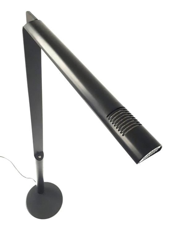 Powerful halogen floor lamp designed by Gianfranco Frattini .  

Extruded aluminium body powder coated in a black semi-gloss finish. 

On/off switch on stem. 

Take one regular 50 watts two pins halogen lightbulb.

Matching table lamp  'Abele' also