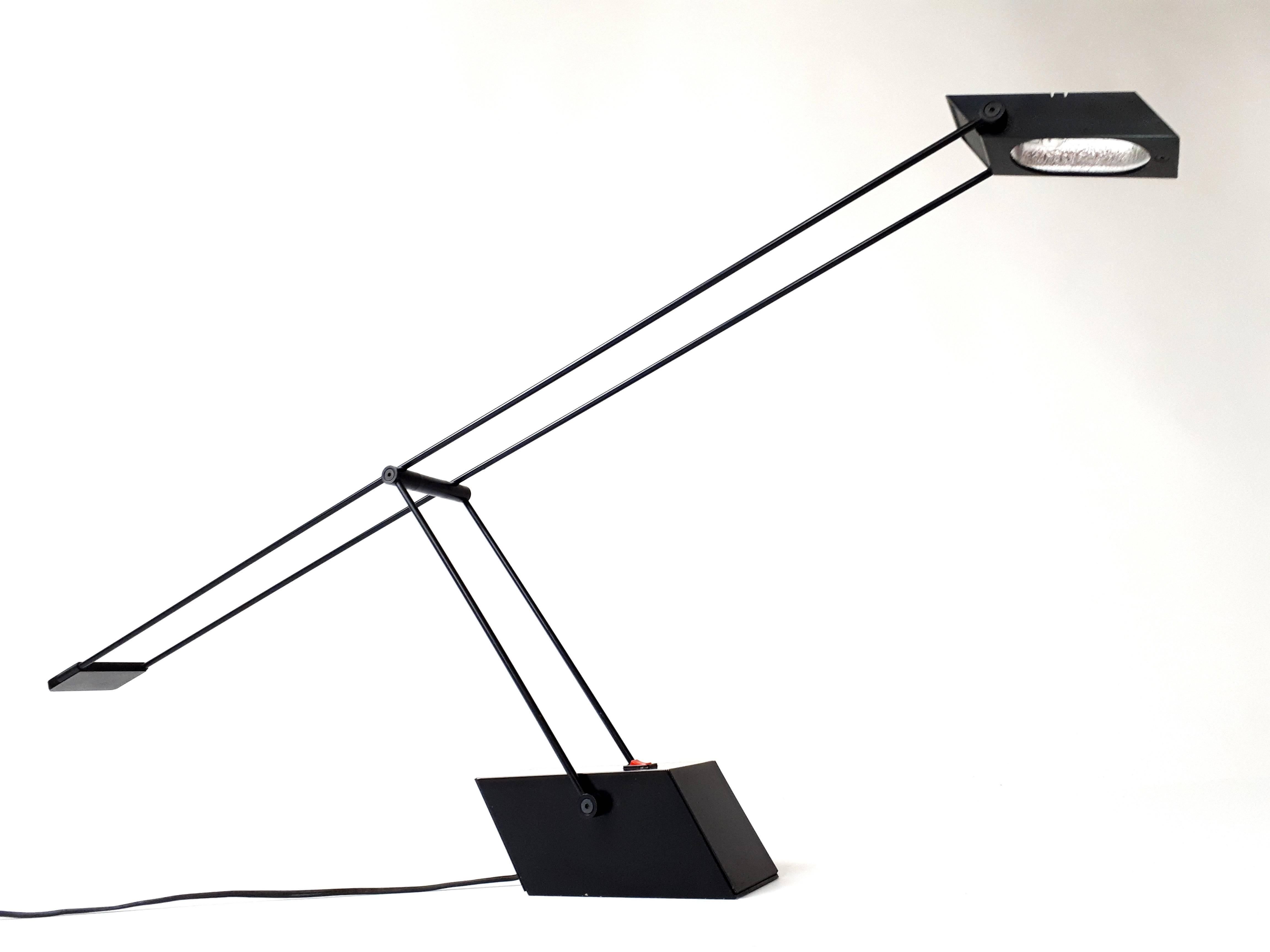 Long and sleek designed halogen table lamp from the late 1970s, Italia. 

First class material, construction and assembly. 

50 watts lightbulb with 2 intensity level. 

Arm measure 42 inches long. Maximum height set up is 28 inches. 



