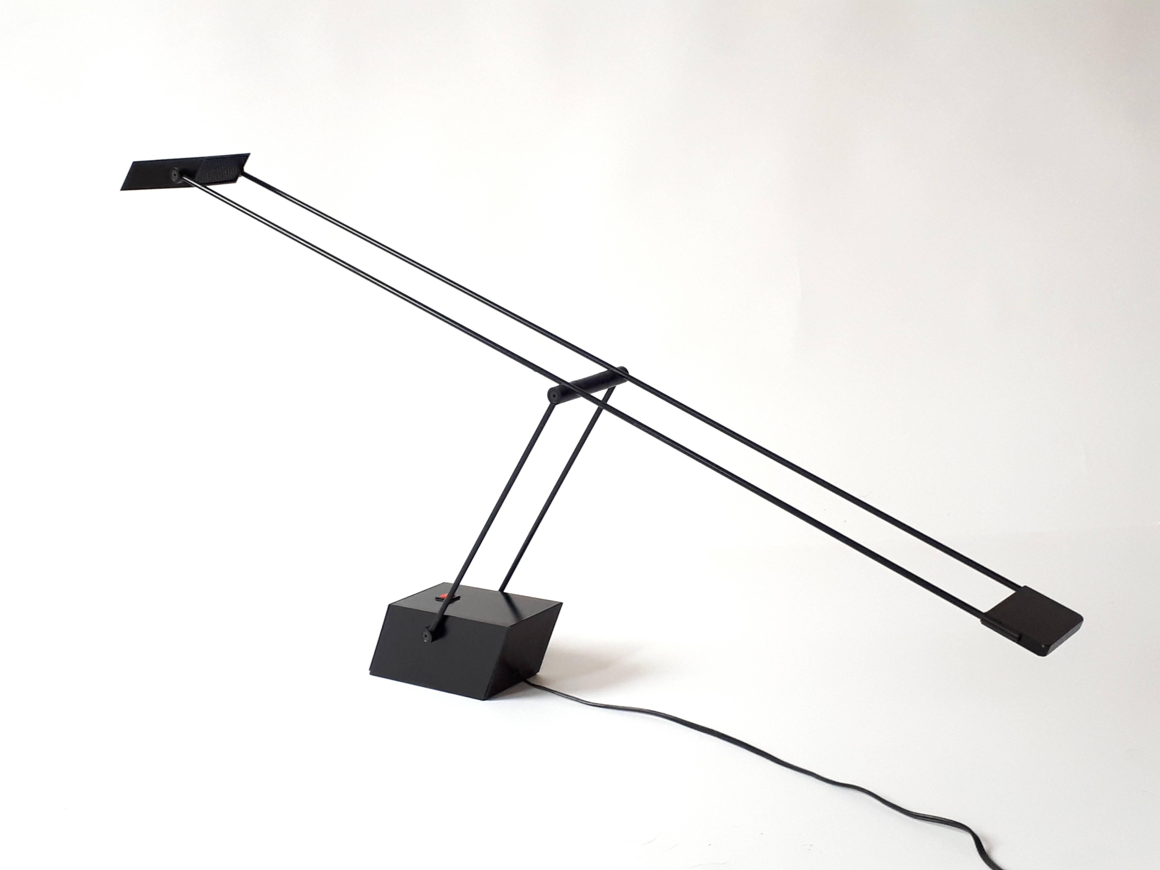 Verniciatura a polvere Lampada da tavolo alogena italiana, anni '70 in vendita