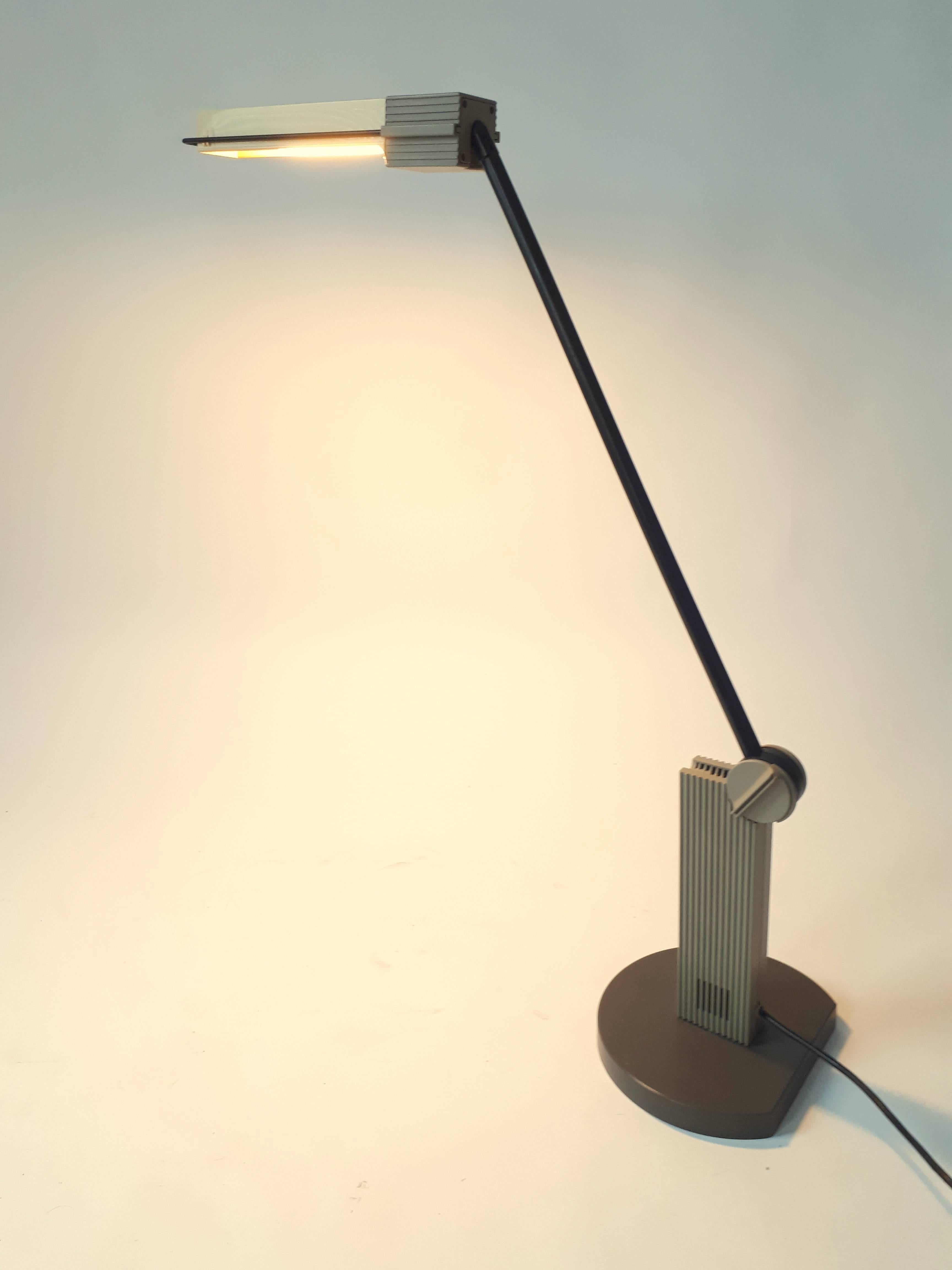 Artemide 'Alistro' Tavolo Fluorescent Table Lamp, 1983, Italia In Good Condition For Sale In St- Leonard, Quebec