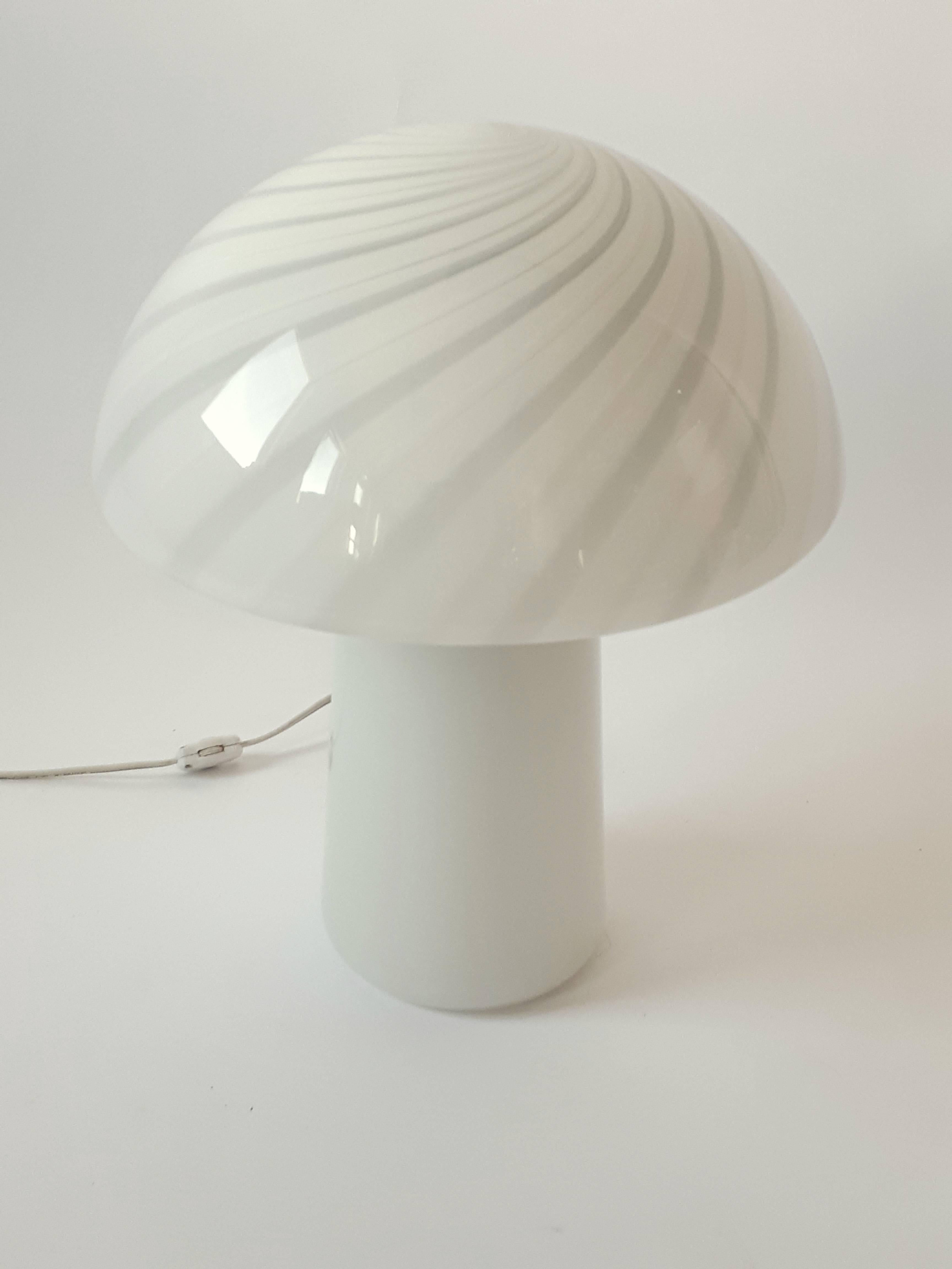 Vistosi Glass Table Lamp, Murano, Italia, 1960s In Excellent Condition In St- Leonard, Quebec