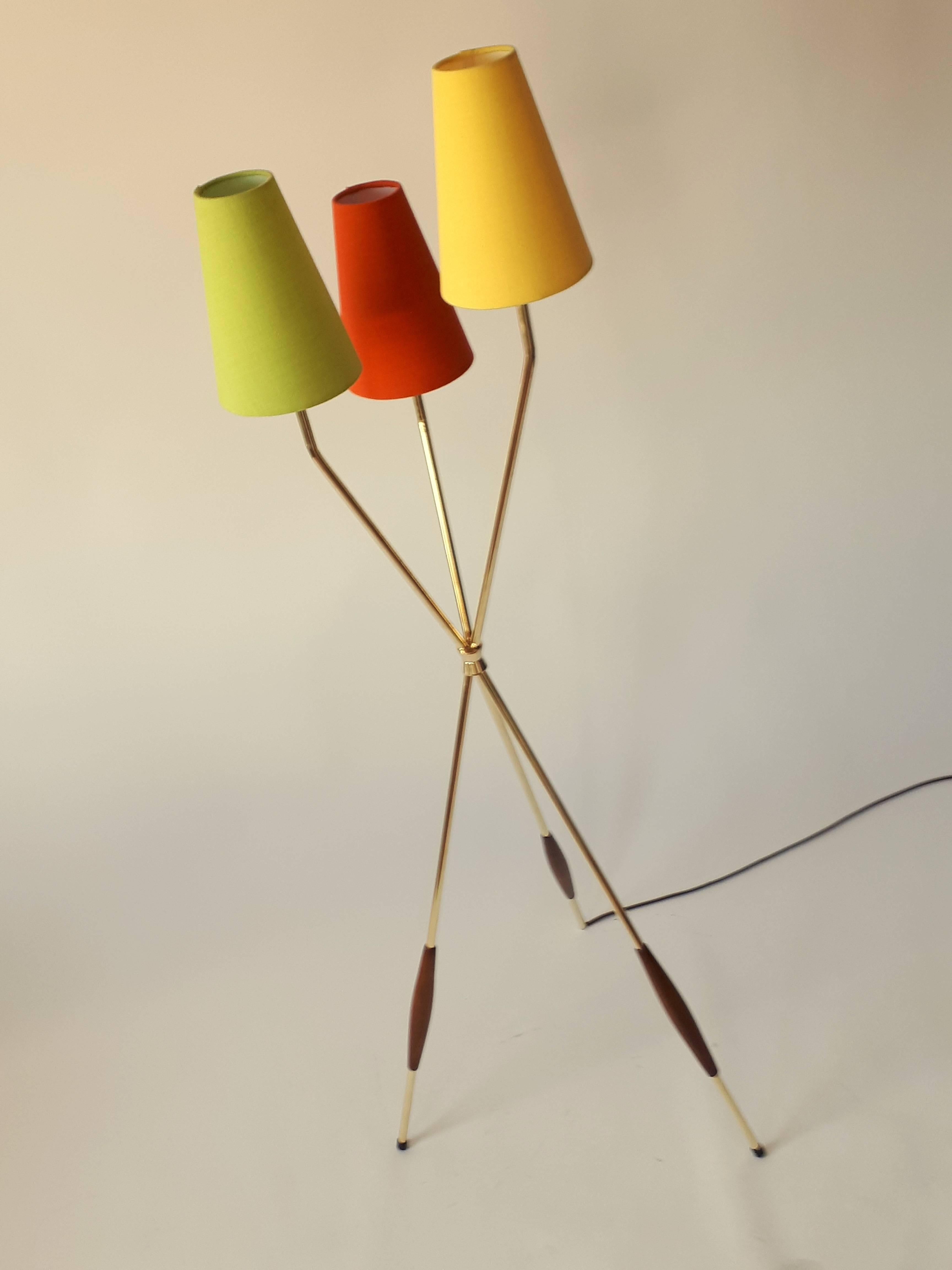 Funky colorful shades sit on this iconic, classic tripod from Lightolier head designer, Gerald Thurston. 

The shades are in the style of Gerald Thurston but not original to the lamp. 

Three  beige shade are also supplied with order to suit your