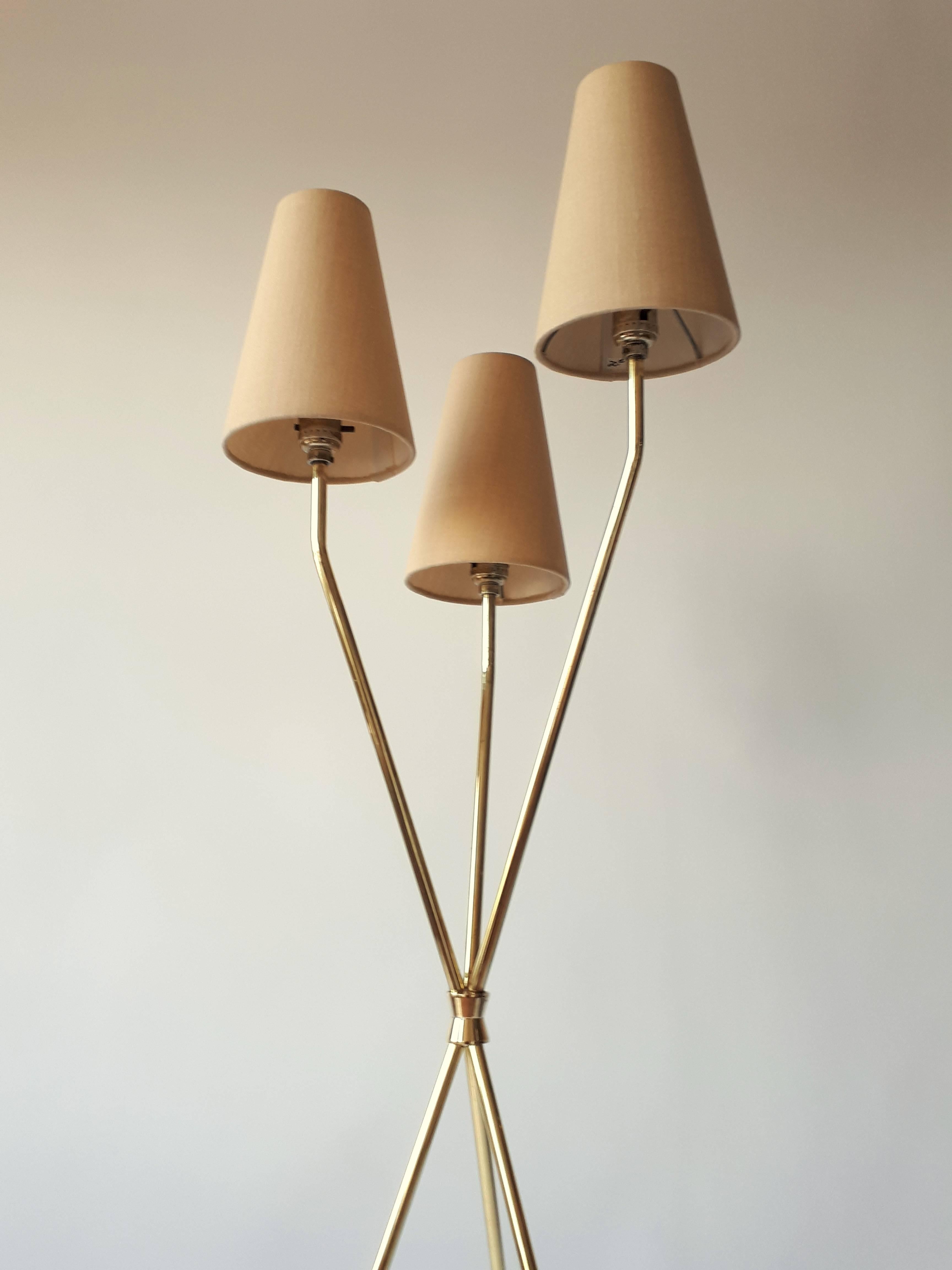 Gerald Thurston Brass and Walnut Tripod Floor Lamp, 1950s, USA In Good Condition In St- Leonard, Quebec