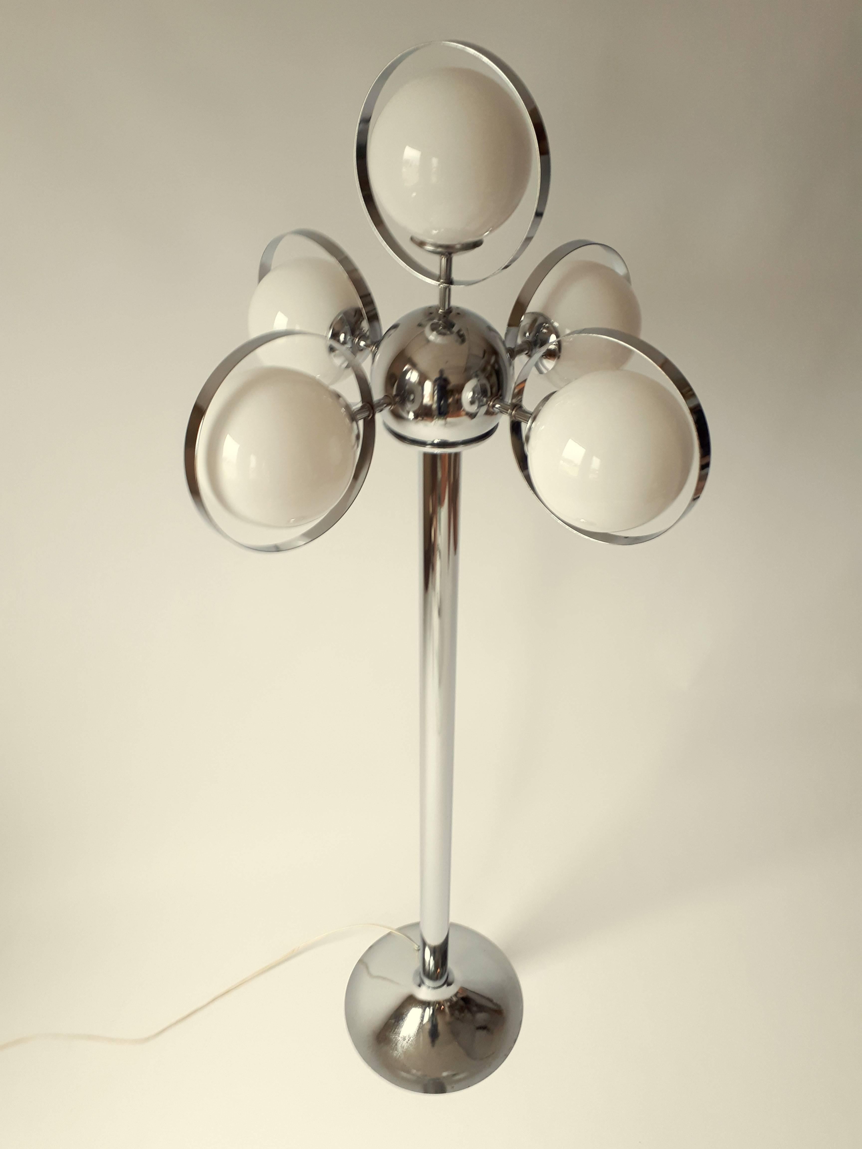 Five Opale glass eyeball sitting on a deep chrome sculptural valve shaped base.

Well made , solid construction. 

Five candelabra E12 size socket rated at 40 watts max each . 

 
