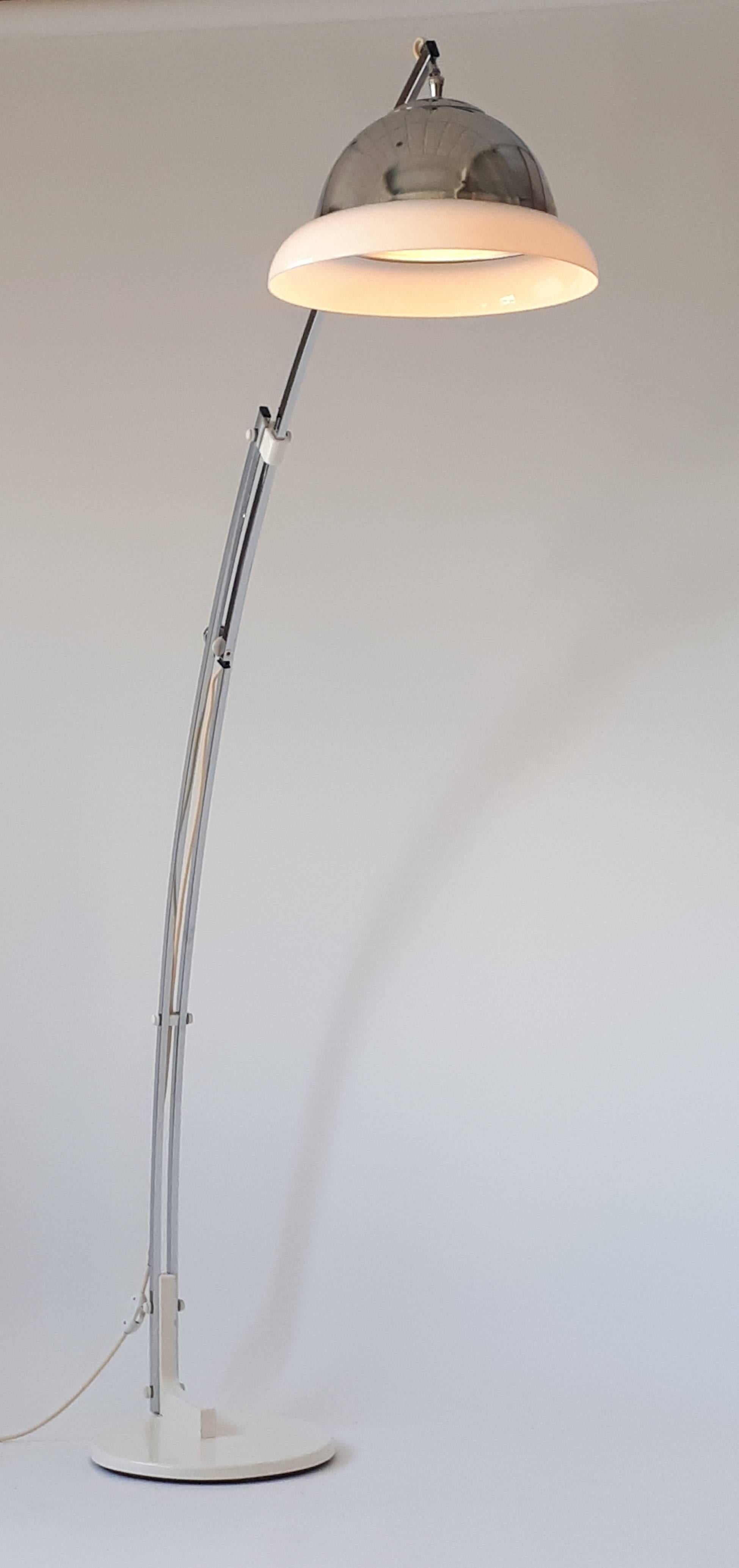Mid-Century Modern Reggiani Height Ajustable Chrome Floor Lamp , 1960s , Italia For Sale