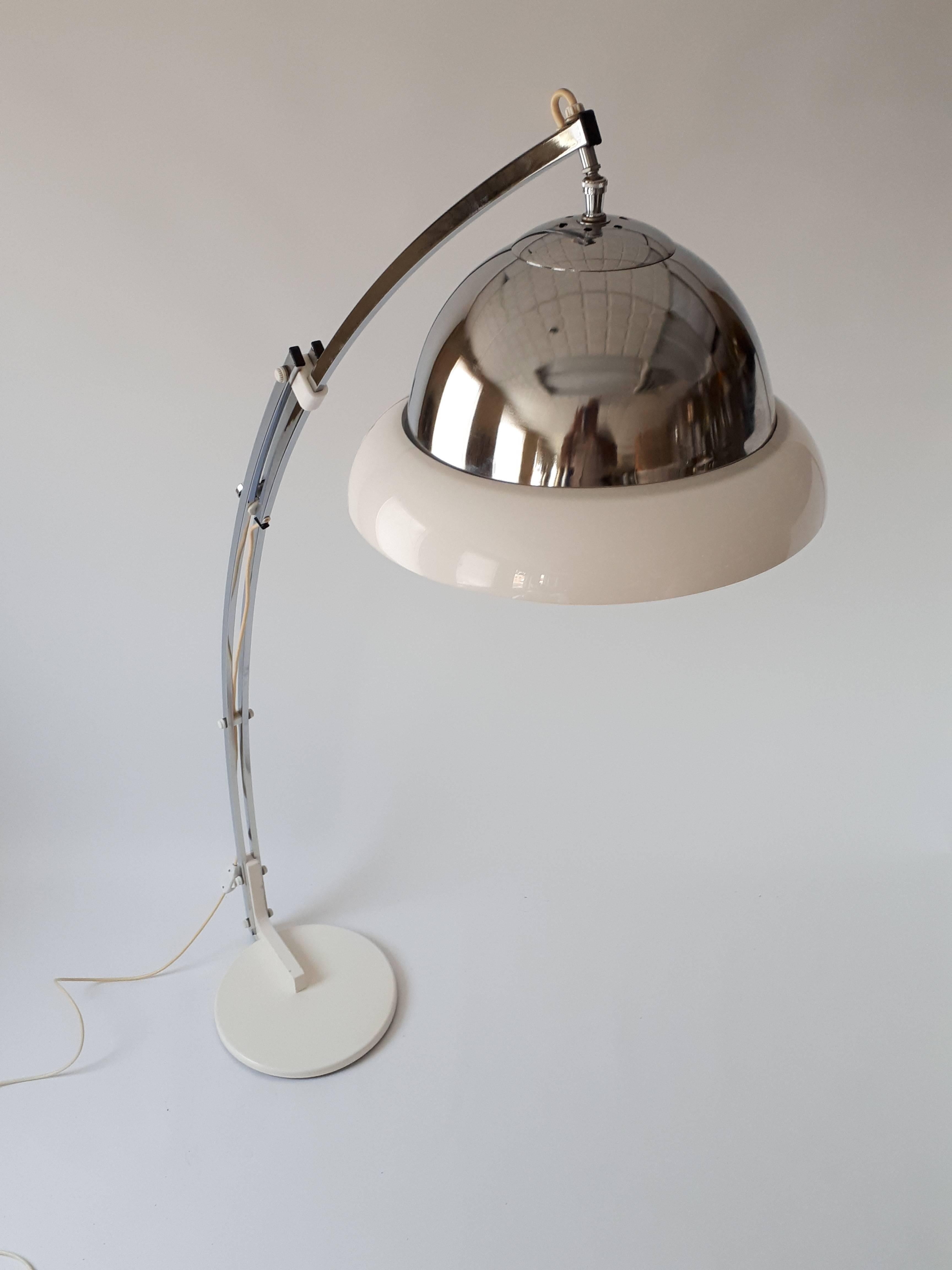 Reggiani Height Ajustable Chrome Floor Lamp , 1960s , Italia In Good Condition For Sale In St- Leonard, Quebec