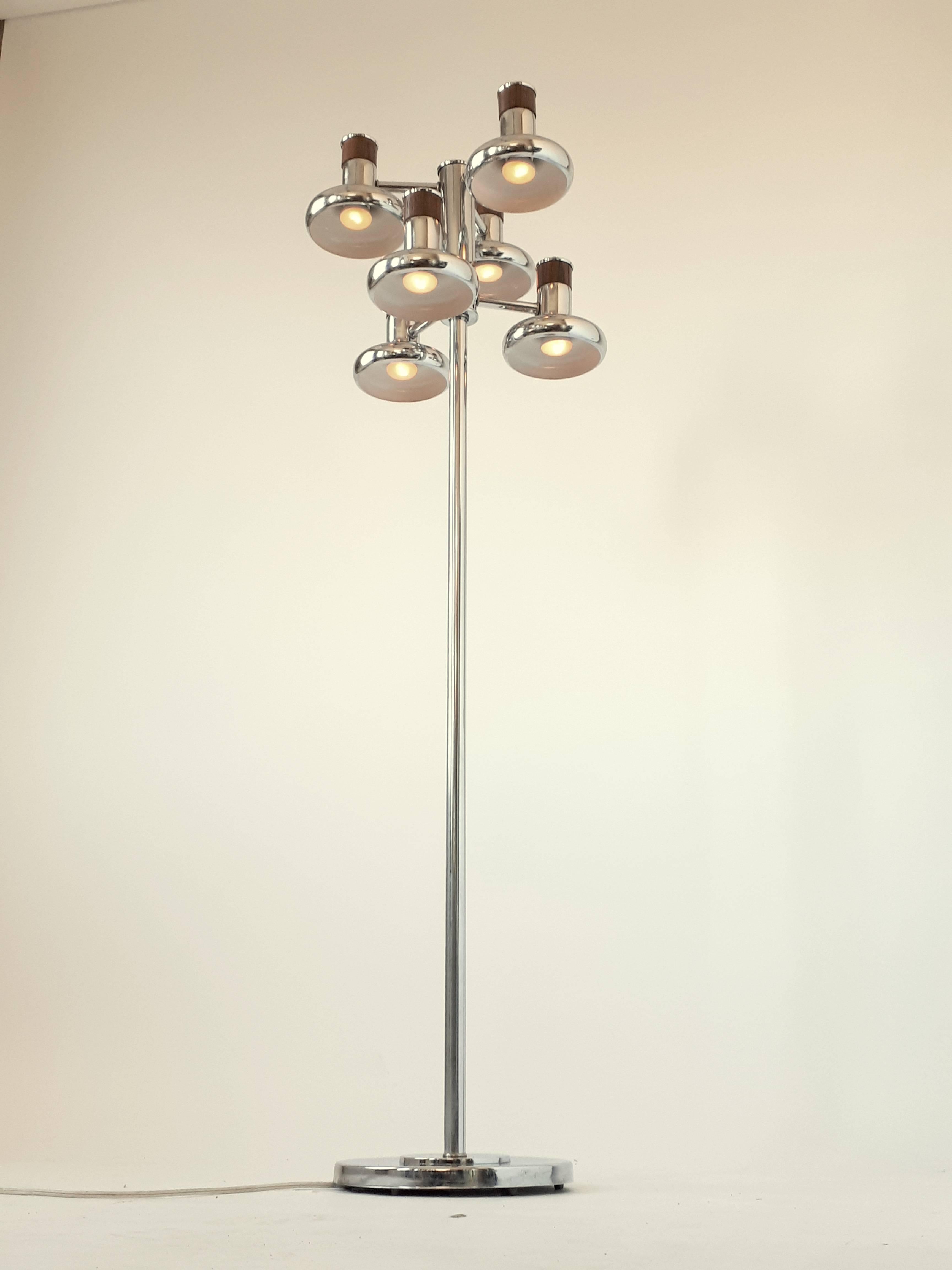 Shade are in the manners of Fog & Mørup with their Optima series. 

Deep 1970 chrome shade with walnut inserts. 

Each head measure 6 x 6 inches. 

Rotating on/off switch on lamp. 

Six E26 medium size socket.