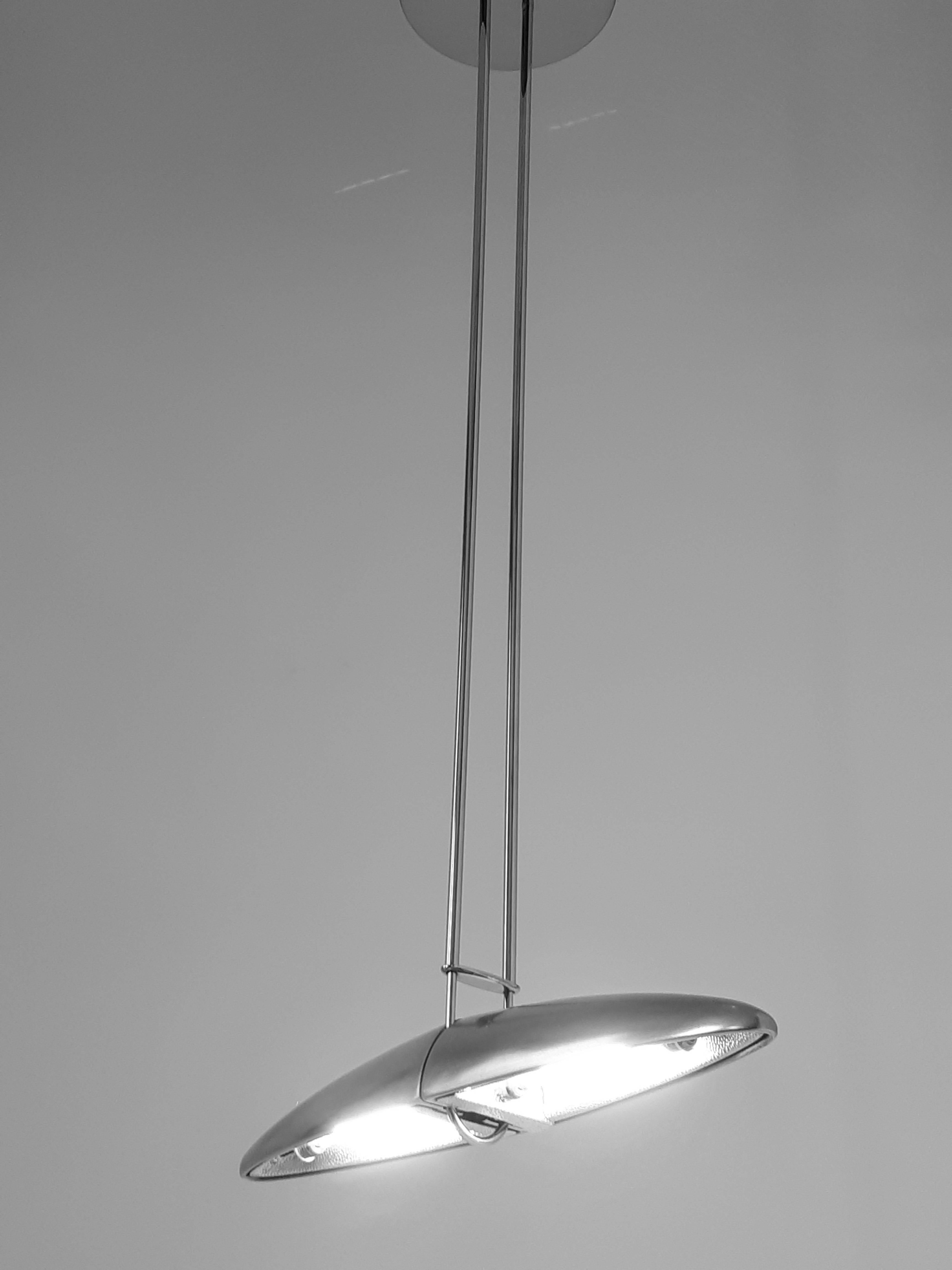 Jorge Pensi Langer Teleskop-Halogen-Kronleuchter aus Aluminium mit tropfenförmigem Tropfen, 1988, Spanien (Poliert) im Angebot