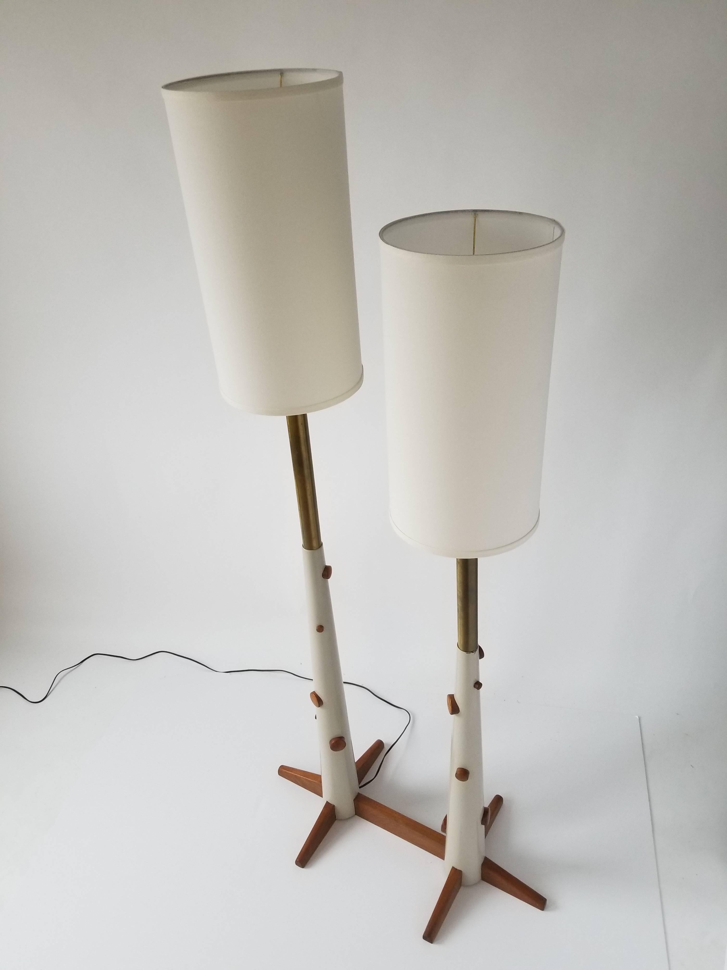 1960s Twin Pole Floor Lamp in Lacquered Wood and Brass , USA In Good Condition In St- Leonard, Quebec