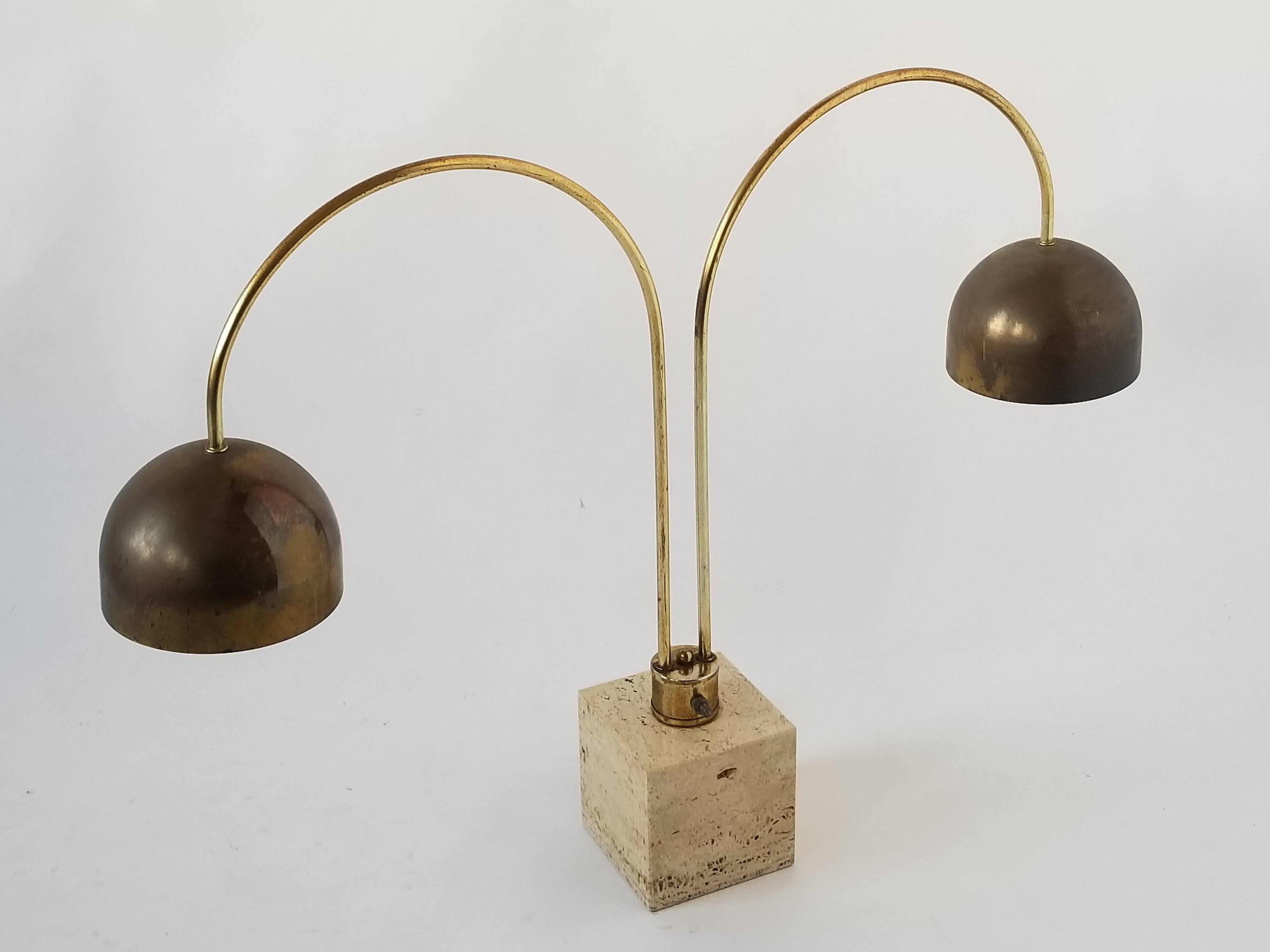 Rara pieza de arte de iluminación de travertino Guzzini de dos cabezas. 

Interruptor giratorio de encendido/apagado en la base.

Contiene dos enchufes normales de tamaño E26 de 60 vatios.