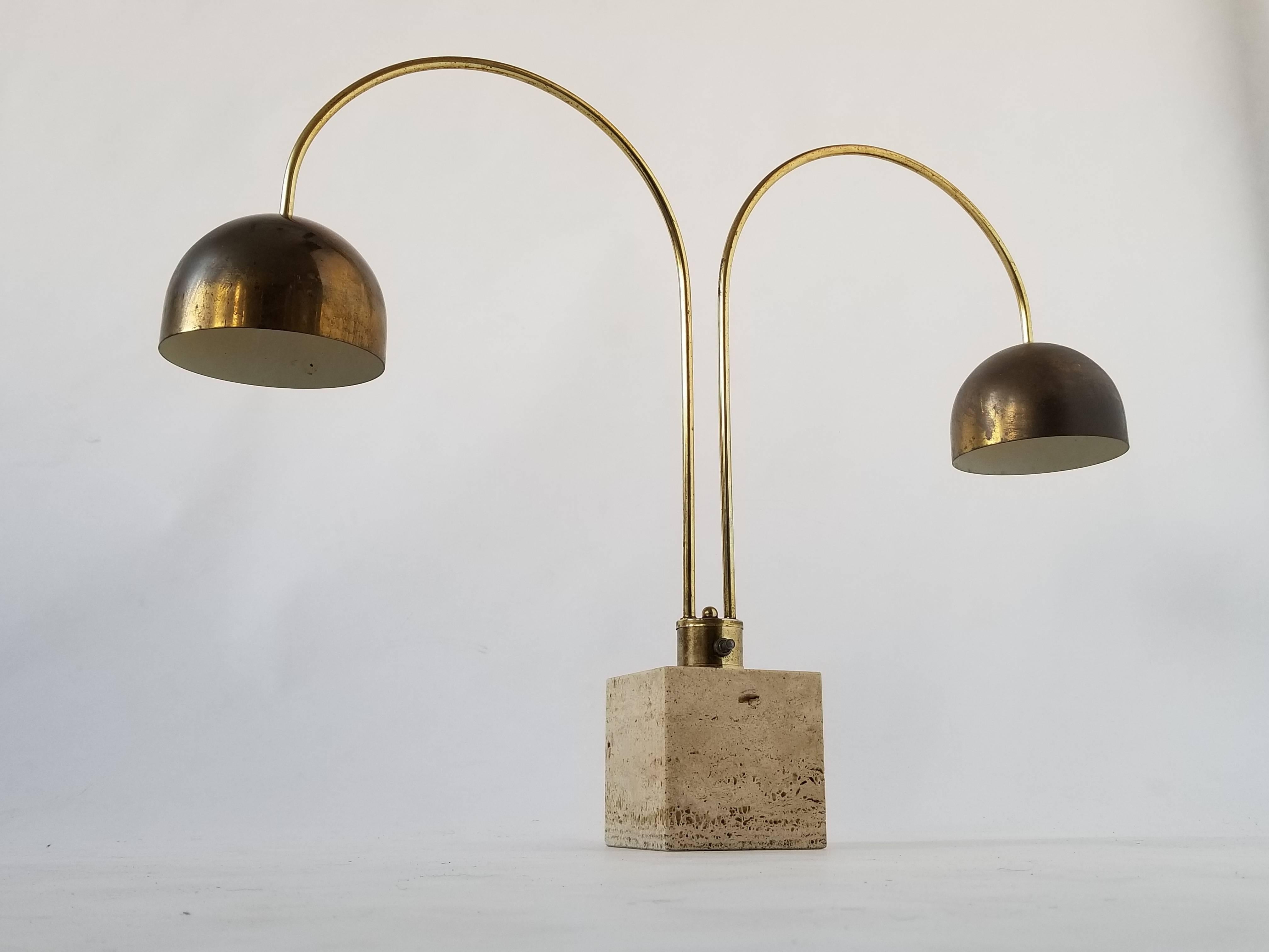 Mid-Century Modern 1970s Harvey Guzzini Travertine and Brass Plated Arc Table Lamp, Italia For Sale