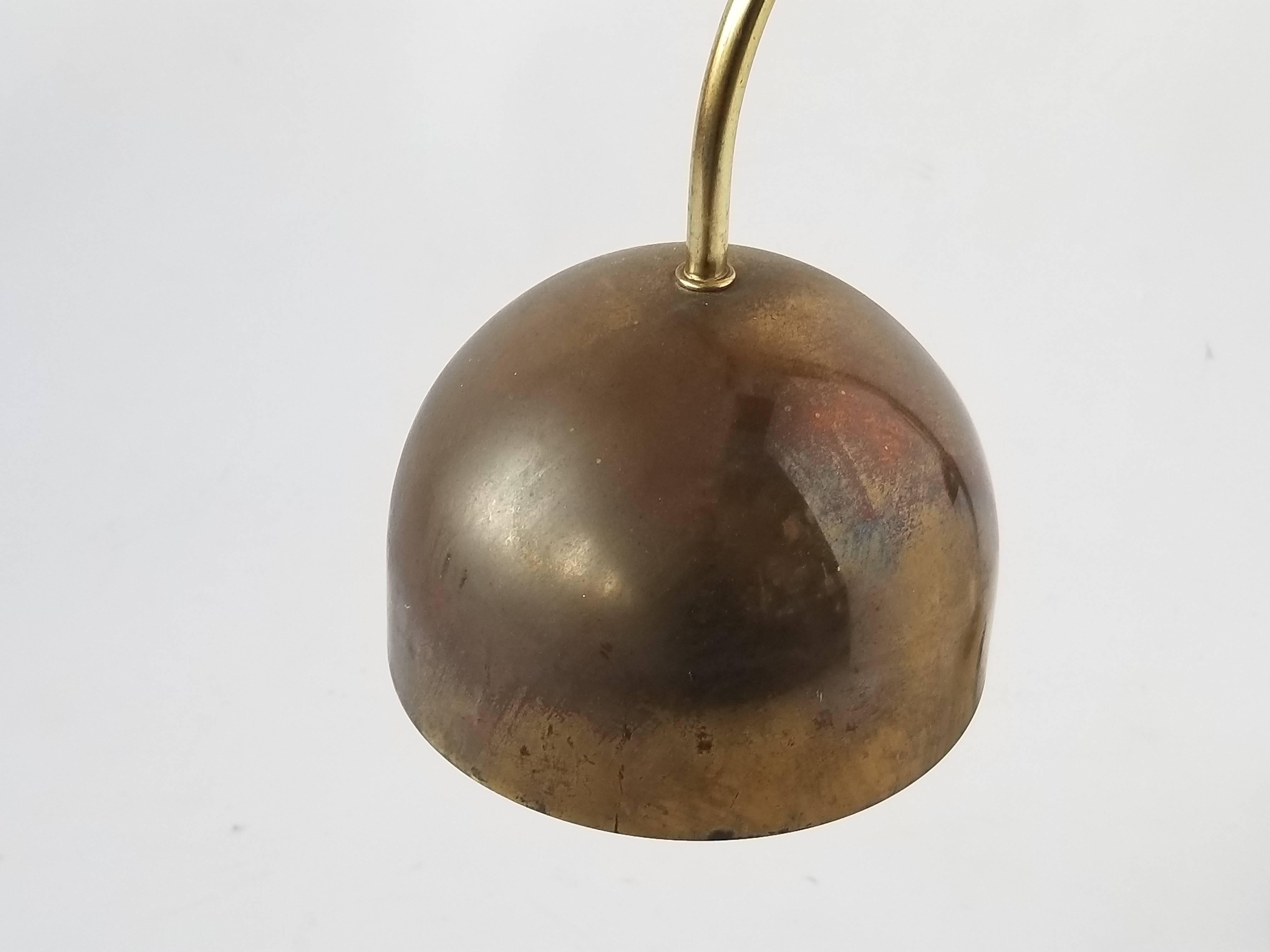 Lámpara de sobremesa de arco en travertino y latón de Harvey Guzzini, Italia, años 70 Chapado en venta