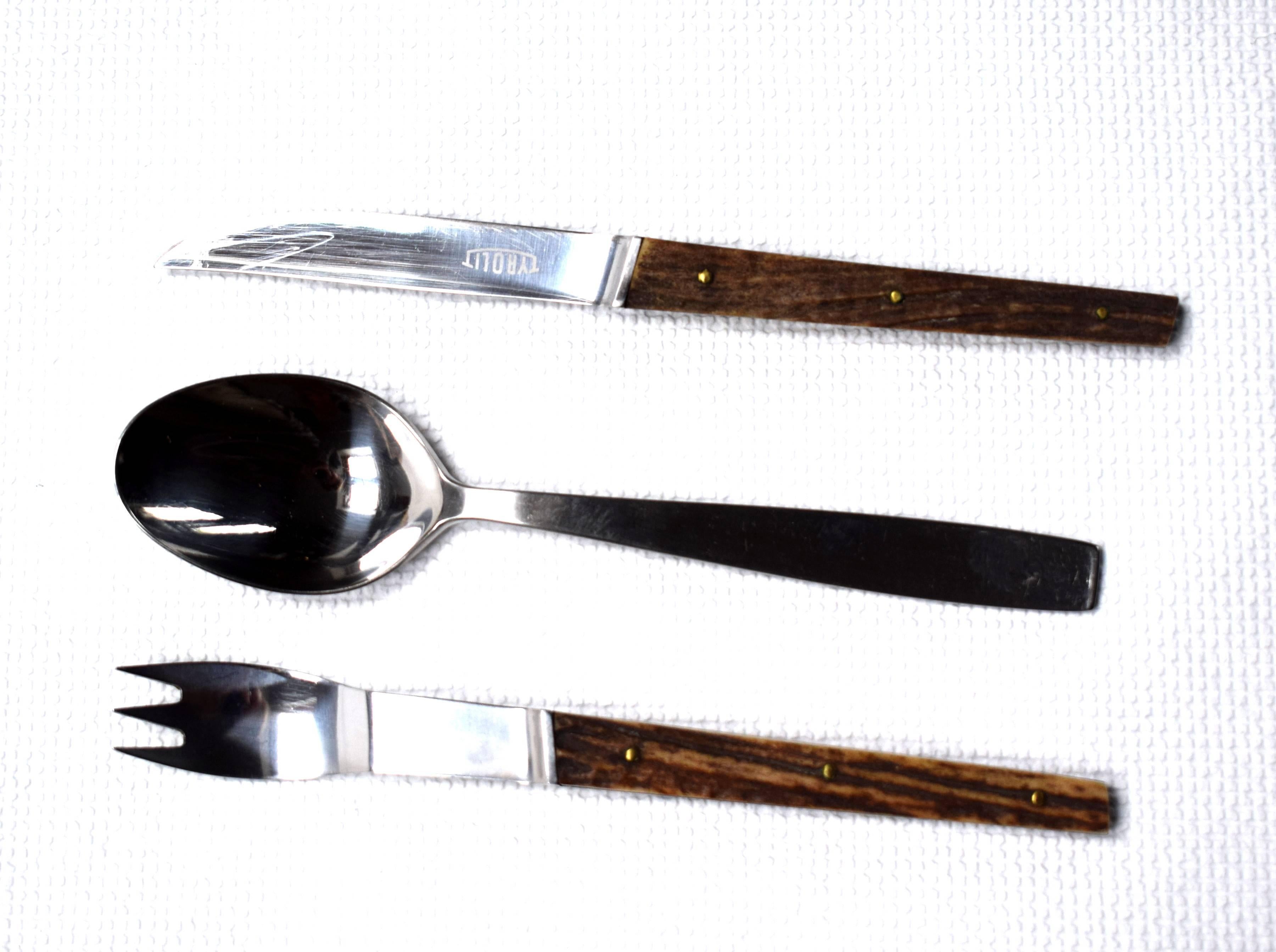 Cutlery in leather case.
Designed by Helmut Alder for Amboss Austria.
This in the simplicity very unusual Heurigen snack or cutlery in 1959 awarded the iF product design award.
High-quality version with handles made of antlers.
Very rare.