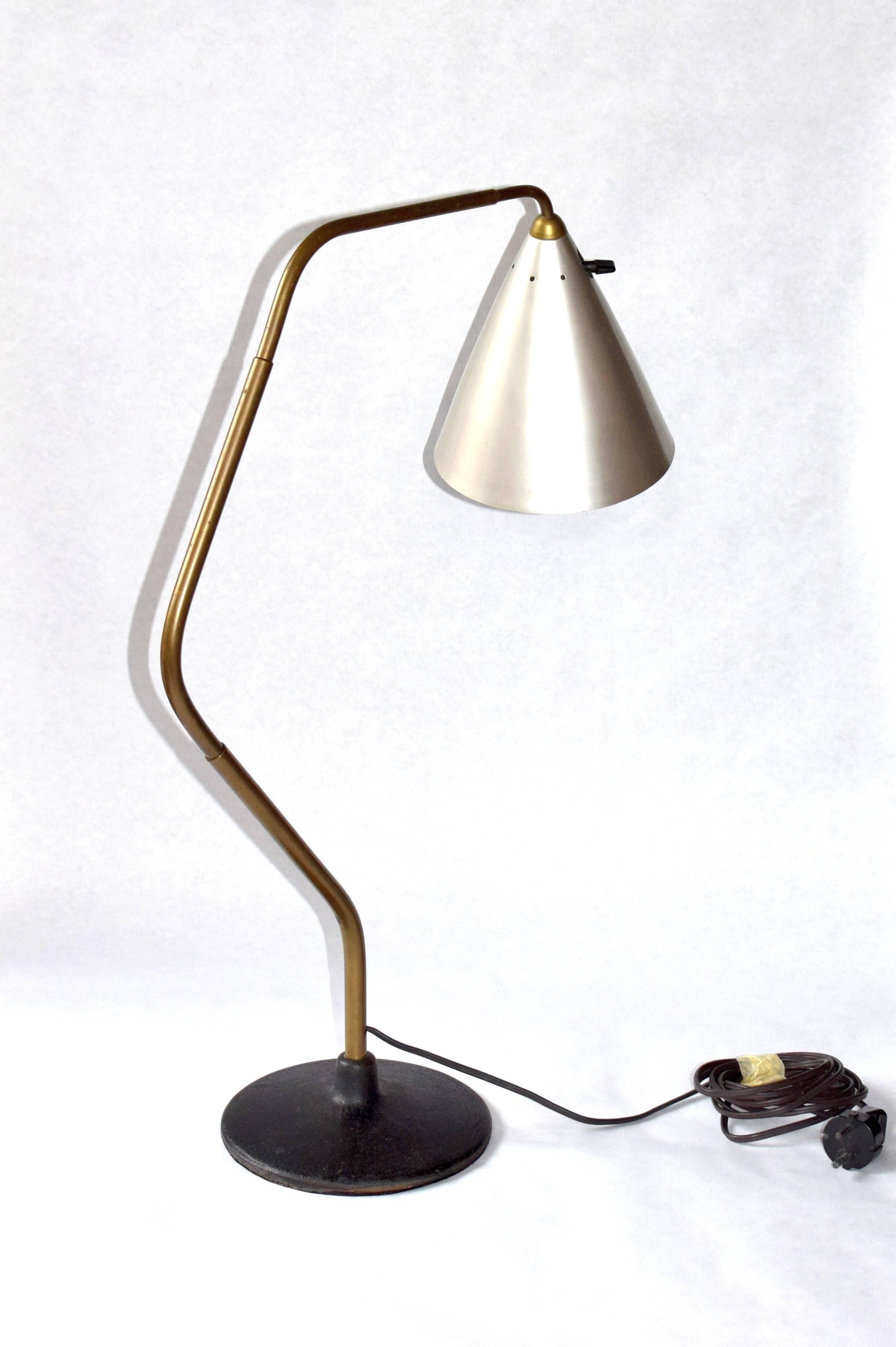 Museal prototype of the flamingo table lamp presented for the first time at the Triennale in 1951.
Contrary to lamps with flexible elements or hinge joints, the system developed by Hagenauer consisted of three (two obtuse angled and one