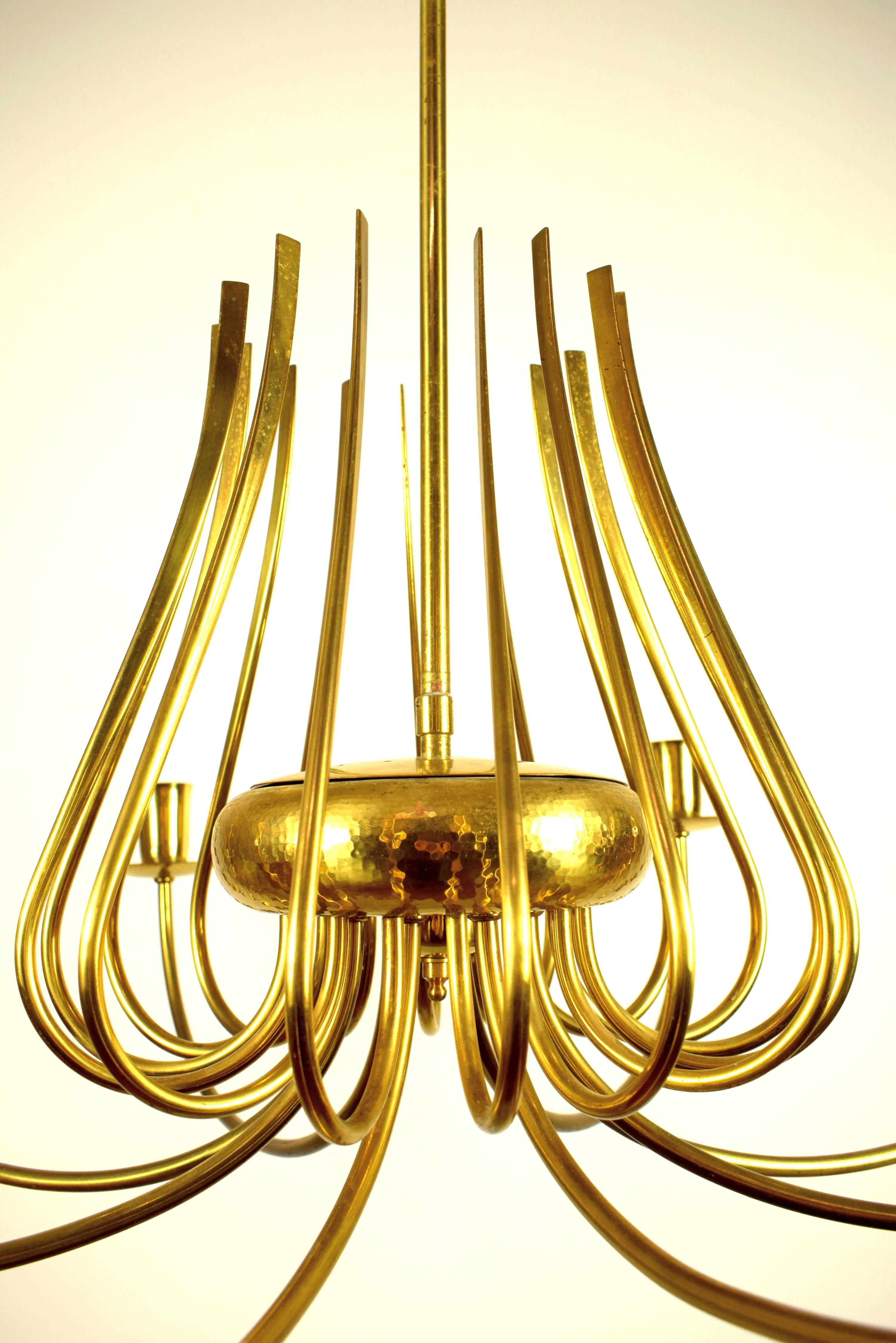 Hammered Large Italian 1950s Luxury Brass Chandelier with Eight Arms For Sale