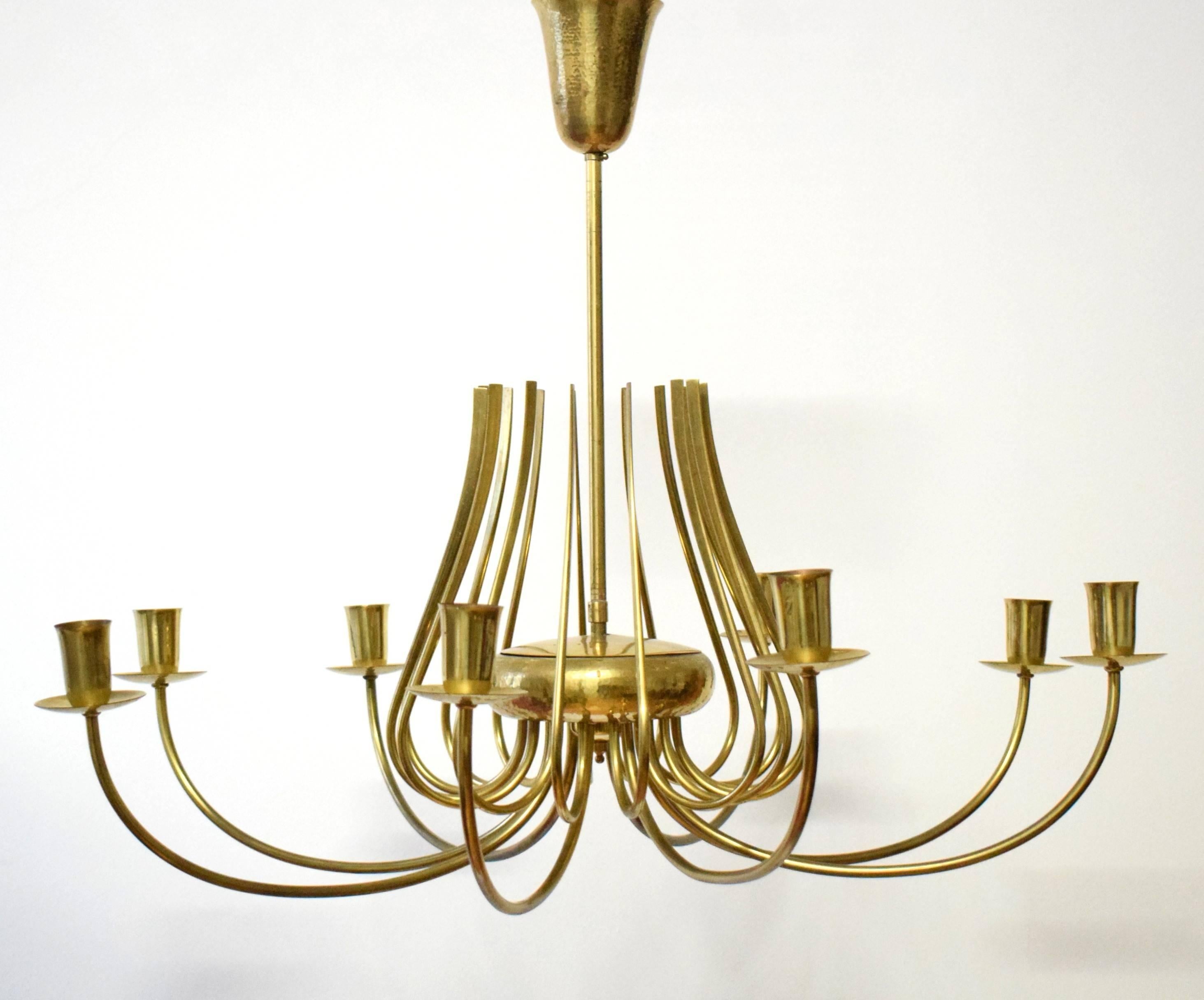 Large Italian 1950s Luxury Brass Chandelier with Eight Arms In Excellent Condition For Sale In Wien, AT