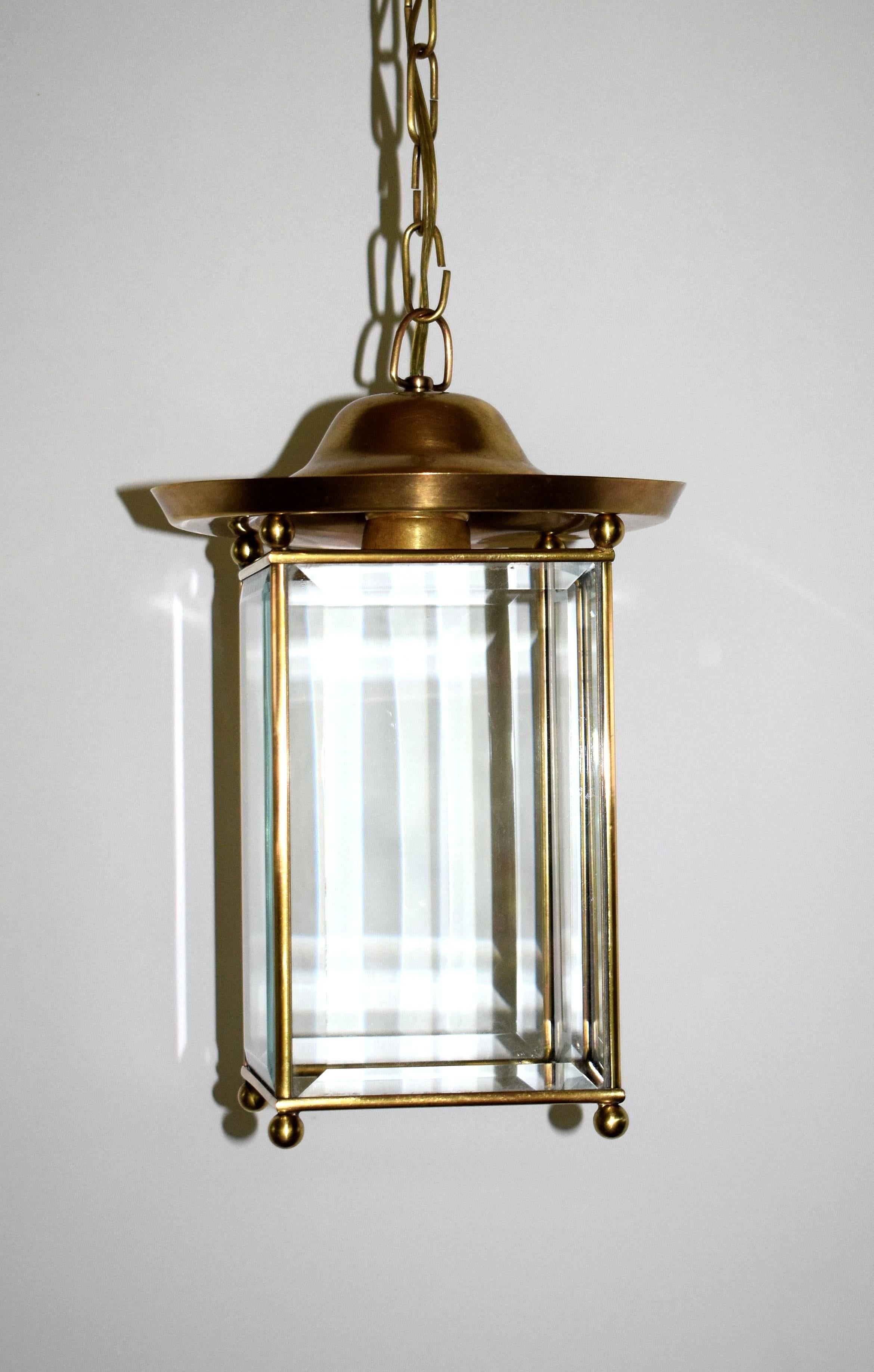 This type of puristic ceiling lamp was first designed by Josef Hoffmann in 1901.
Later he used it for several houses, Hohe Warte Henneberg House, Wärndorfer House and House Mautner Markhof.
Material: Brass and cut crystal glass, heavy and solid