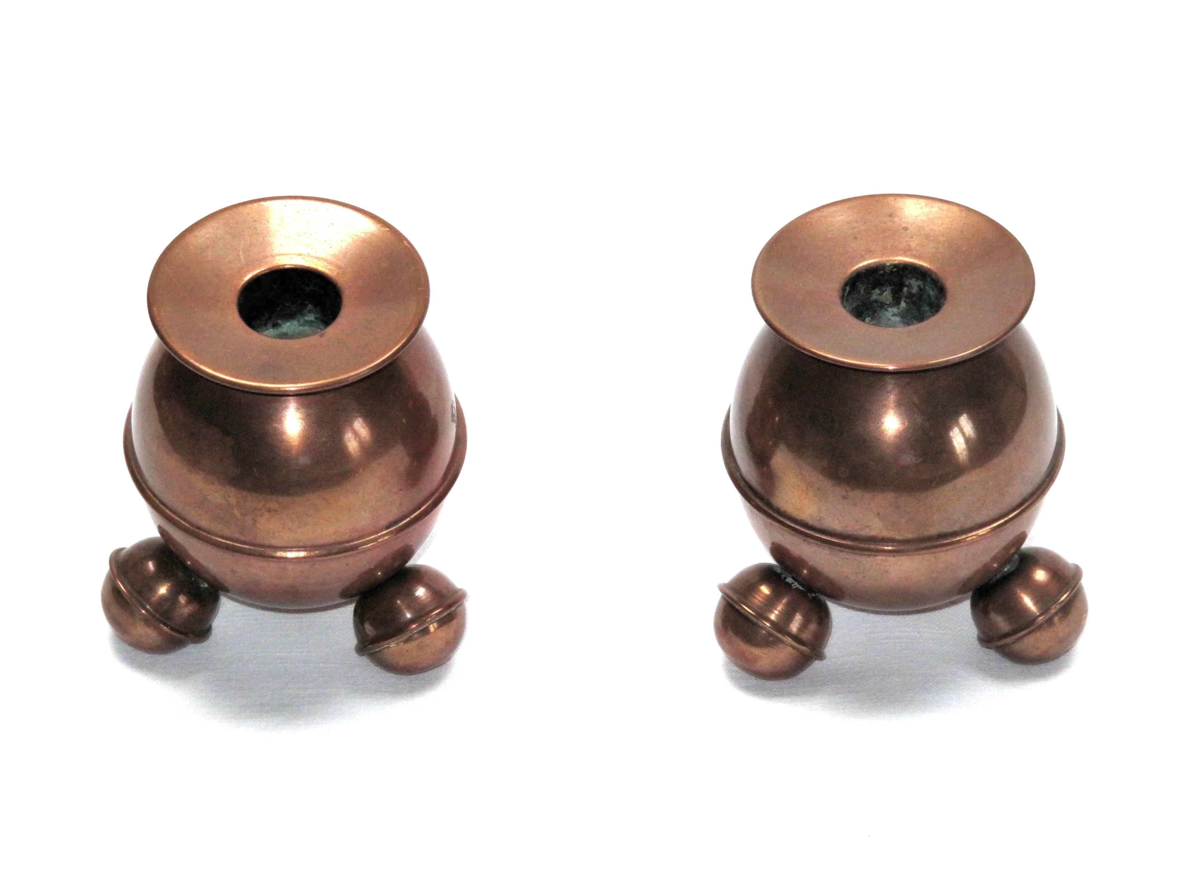 A pair of handmade Art Deco/Bauhaus candlestick made of copper - ball shape with three feet.
Attributed Naum Slutzky, from the Hamburg period, Germany. Art Deco brass candleholder, circa 1920s-1930s. Ball shape with three ball foots.
Excellent