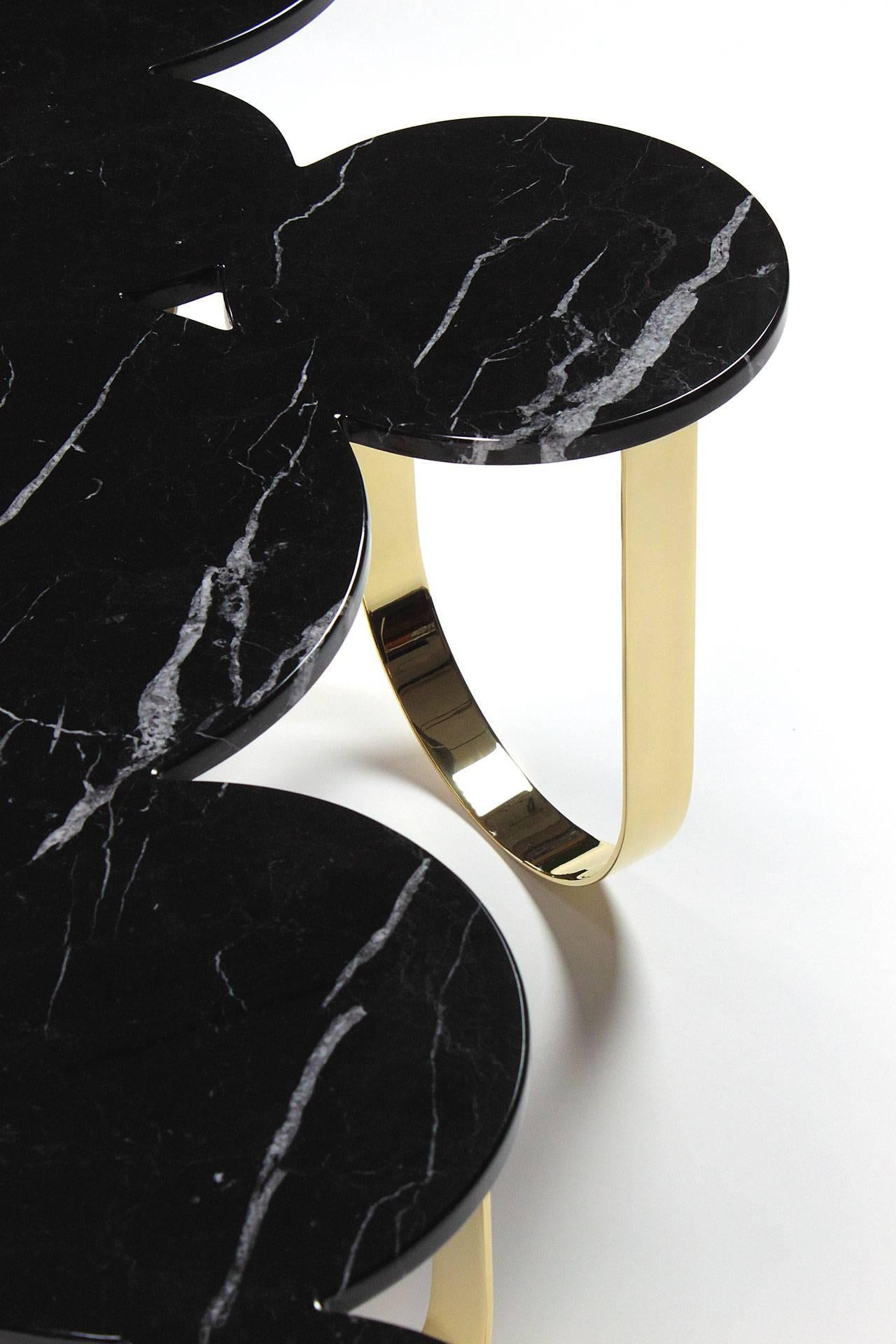 Poli Table basse, miroir statuaire blanc, anneaux d'acier, design de collection en vente