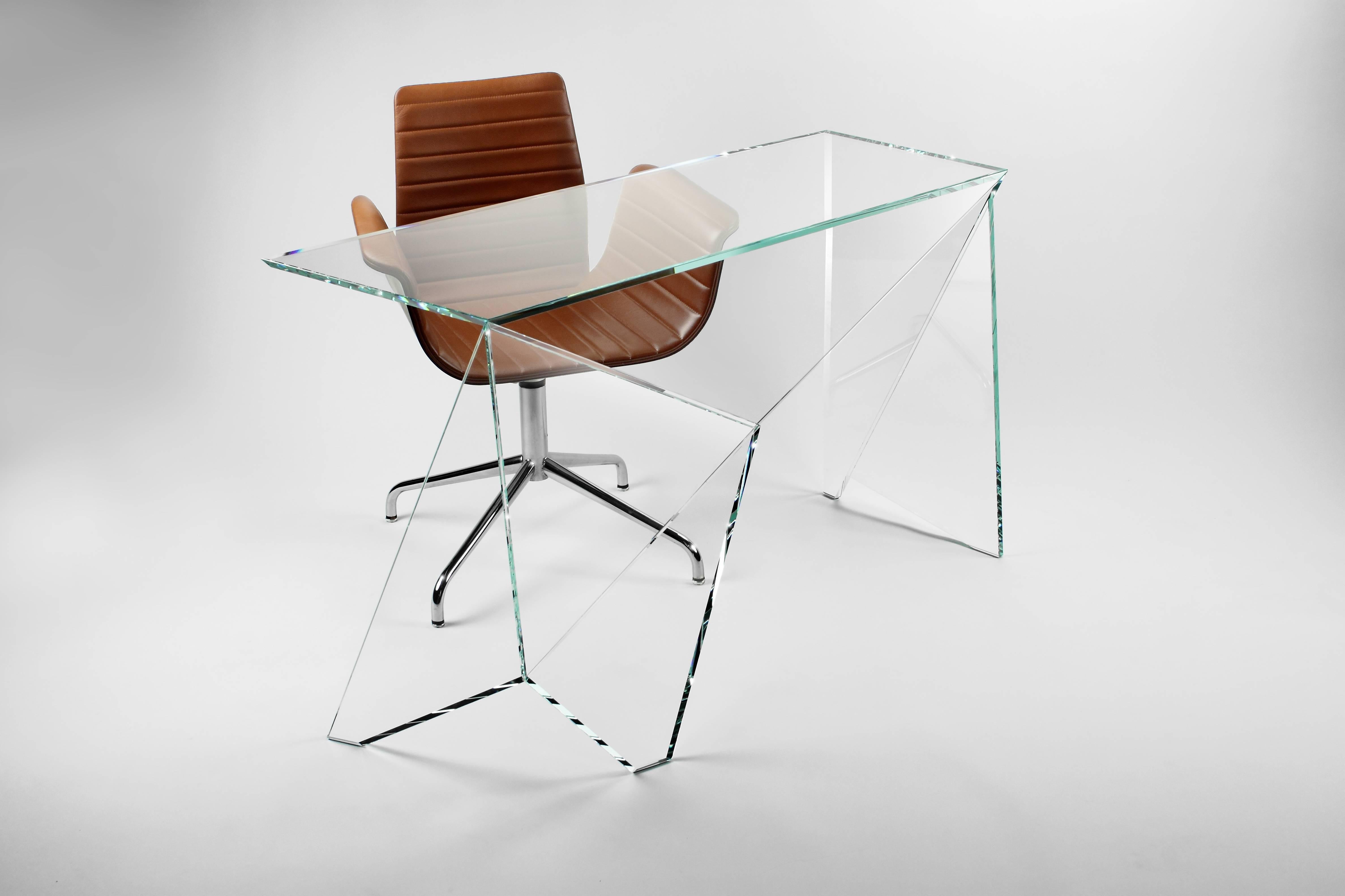 Schreibtisch oder Schreibtisch aus Kristallglas im Origami-Design mit Sammlerstücken im Angebot 1