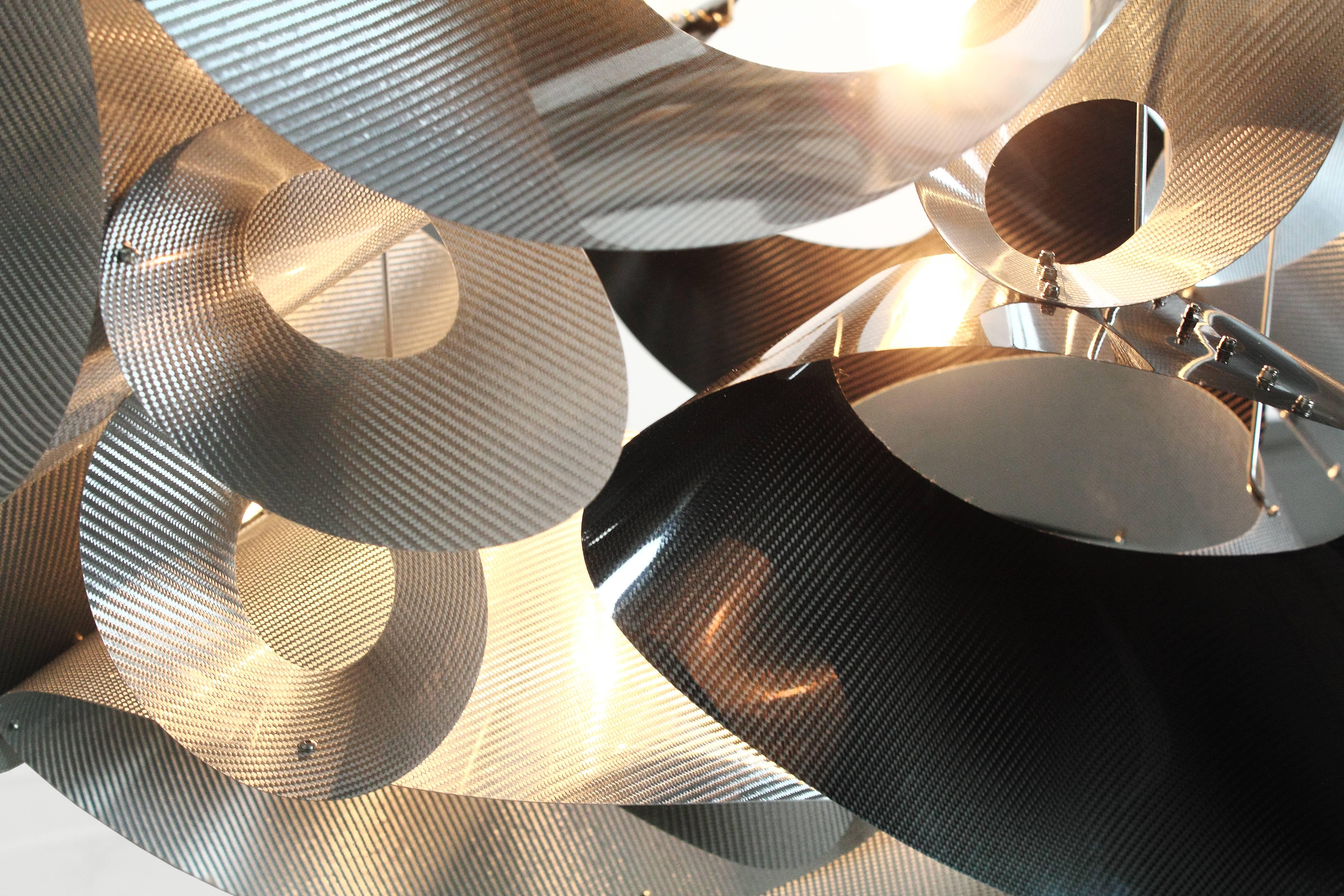 Stehlampe, dekorative große Skulptur, Lampenschirm aus Stahl und Kohlenstofffaser, Italien (Poliert) im Angebot