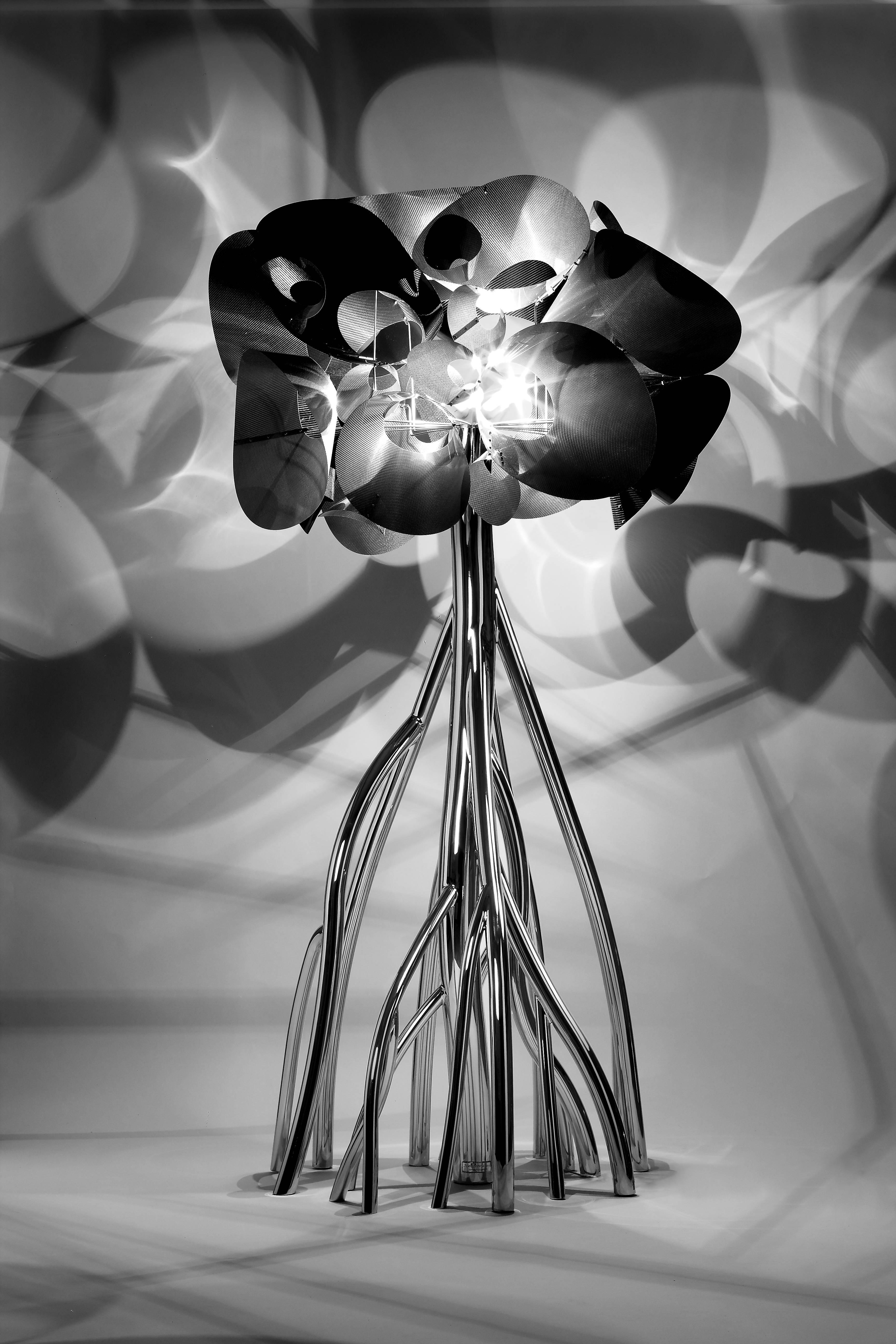 Stehlampe, dekorative große Skulptur, Lampenschirm aus Stahl und Kohlenstofffaser, Italien im Zustand „Neu“ im Angebot in Ancona, Marche