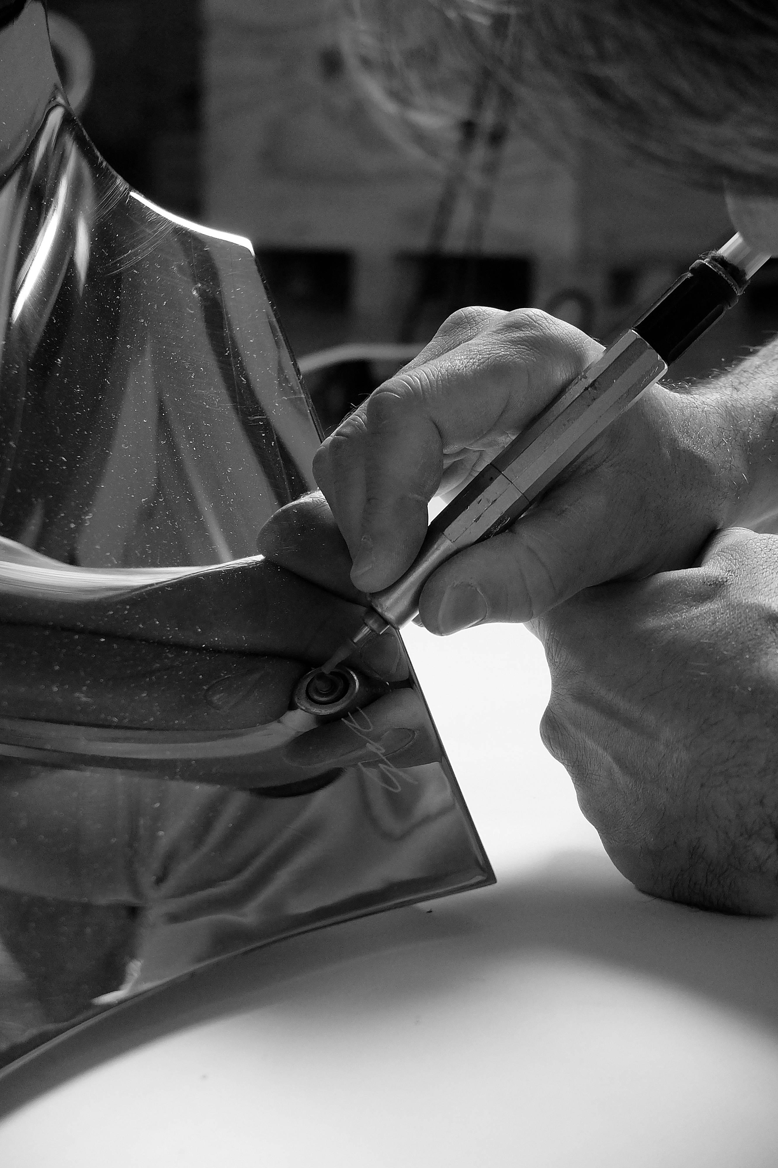 Abstrakte Bank-Skulptur aus Stahl mit Kegeln innen und außen, Sammlerstück Italien im Angebot 2