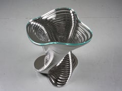 Skulpturaler Beistelltisch aus verchromtem Aluminium mit Kristallglasplatte – italienisches zeitgenössisches Design