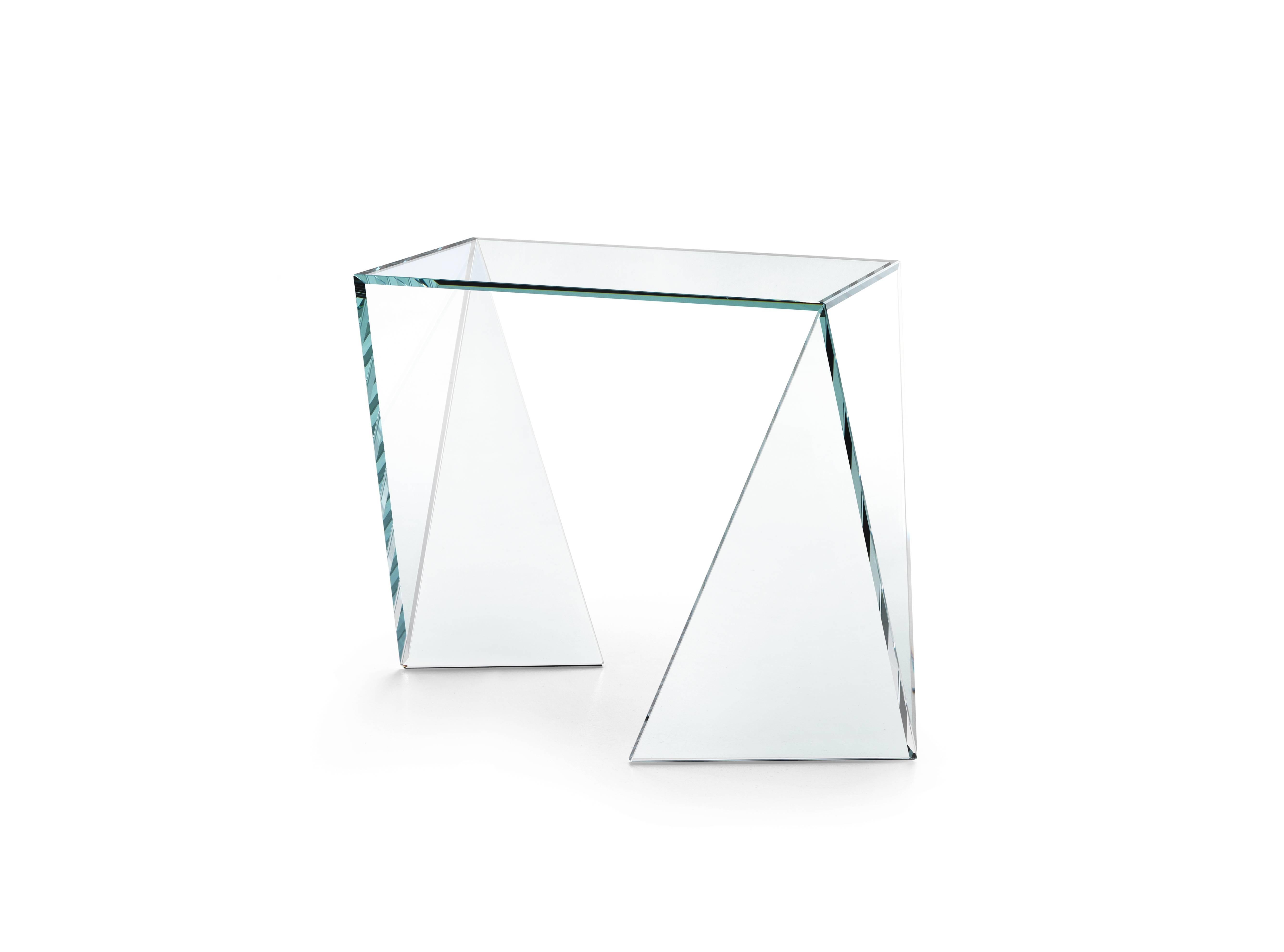 La table d'appoint Origami Classic est fabriquée en verre de cristal extra-clair. Chaque feuille de cristal extra-clair est taillée et meulée avec une extrême précision, puis les feuilles sont assemblées à la main, devant s'emboîter parfaitement,