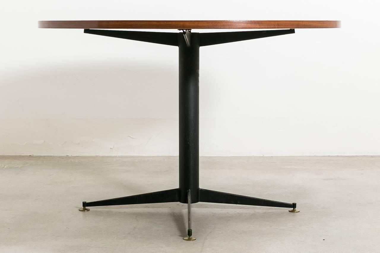 Stunning circular dining table by Vittorio Nobili, manufactured by Fratelli Tagliabue in the 1950s. Wonderful veneered oak surface on Italian mahogany, brass feet are adjustable.
 