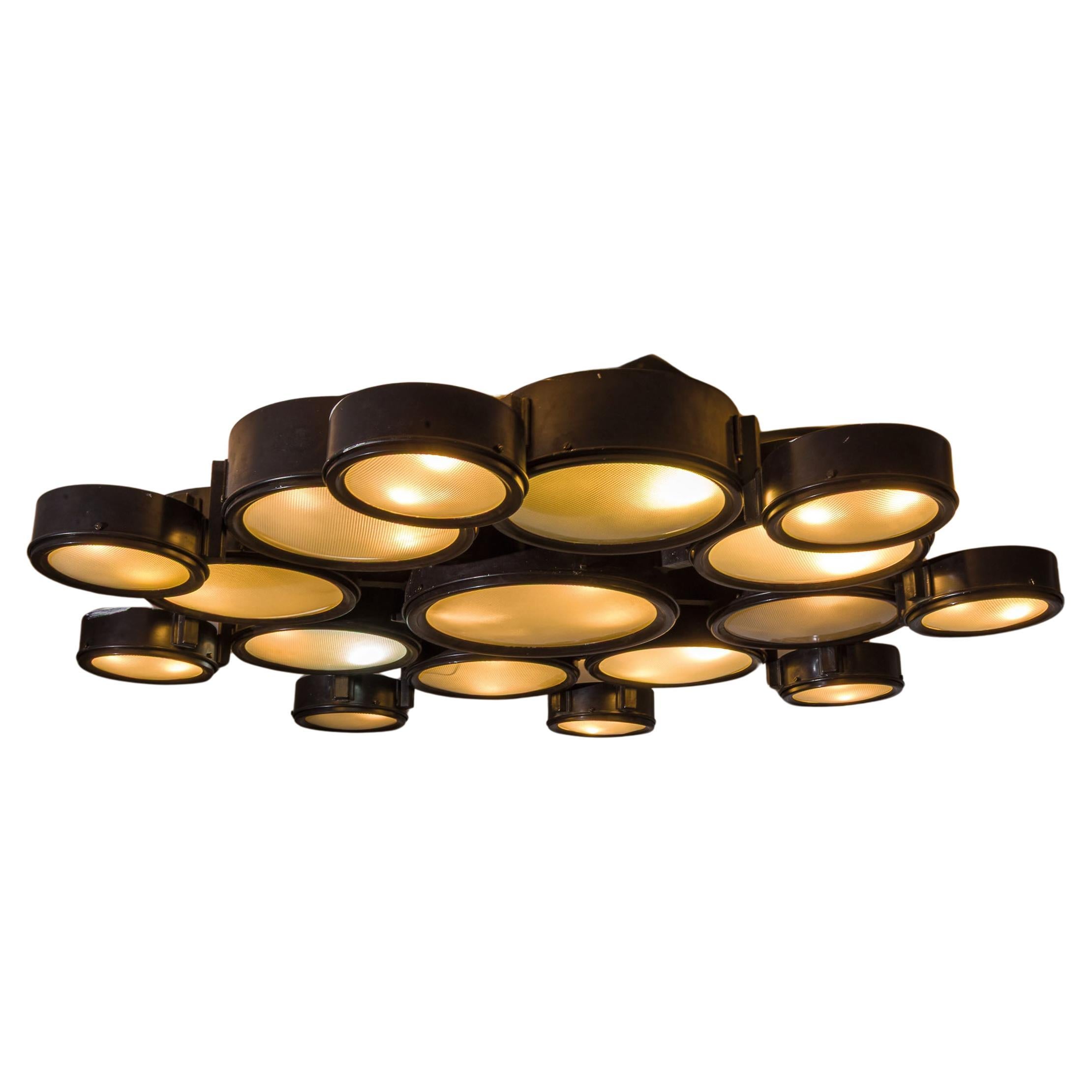 Lámpara de techo escultural y muy arquitectónica diseñada por Studio BBPR para Arteluce en los años 60. Esta rara variante a gran escala del modelo 2045/D es un ejemplo excepcional del diseño de iluminación italiano de posguerra.

Compuesto por 17