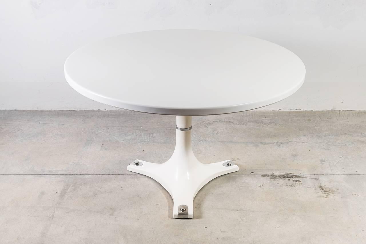 This very rare dining table is a statement piece. Coated in polyester resin and chrome plated steel feet, it was designed by Anna Castelli Ferrieri for Kartell in 1967. This version with the chrome plating on the feet is almost impossible to find in