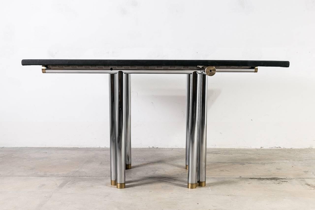 Table de salle à manger élégante conçue par Carlo Scarpa et produite par Simon.  Après la mort de Scarpa,  le design a été affiné et terminé par Hiroyuki Toyoda en collaboration avec Dino Gavina en 1980. Deux variantes de la table ont été produites