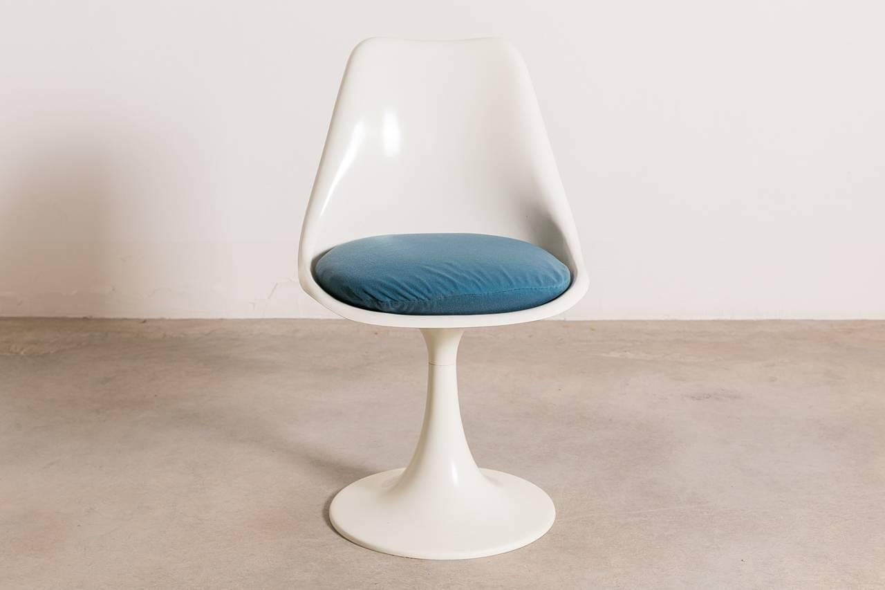 Famous Tulip Chair designed by Eero Saarinen in 1956. The Tulip series was a major inspiration for the designers of the time and for a large number of designers for decades to come. Displayed at MoMA in New York, and in many private collections.