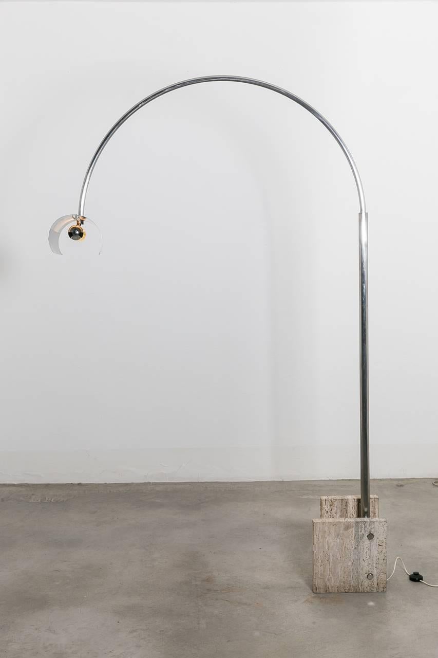 Extremely rare floor lamp with Travertine base, ample chromed arc and brushed aluminium diffuser. Designed by Giuliano Cesari and Enrico Panzeri for Nucleo a division of Sormani, circa 1970, Italy.