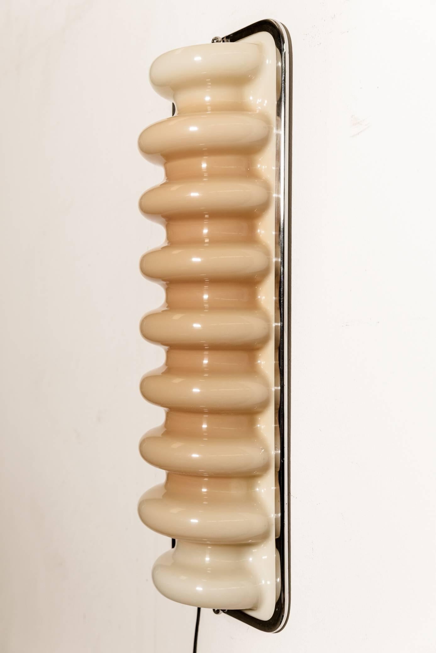 Rare "Bruco" wall light from the Mobili Grigi Series by Ettore Sottsass. Chrome-plated metal with methacrylate white fluorescent tube. Design Center/Poltronova, Italy, 1971.
 