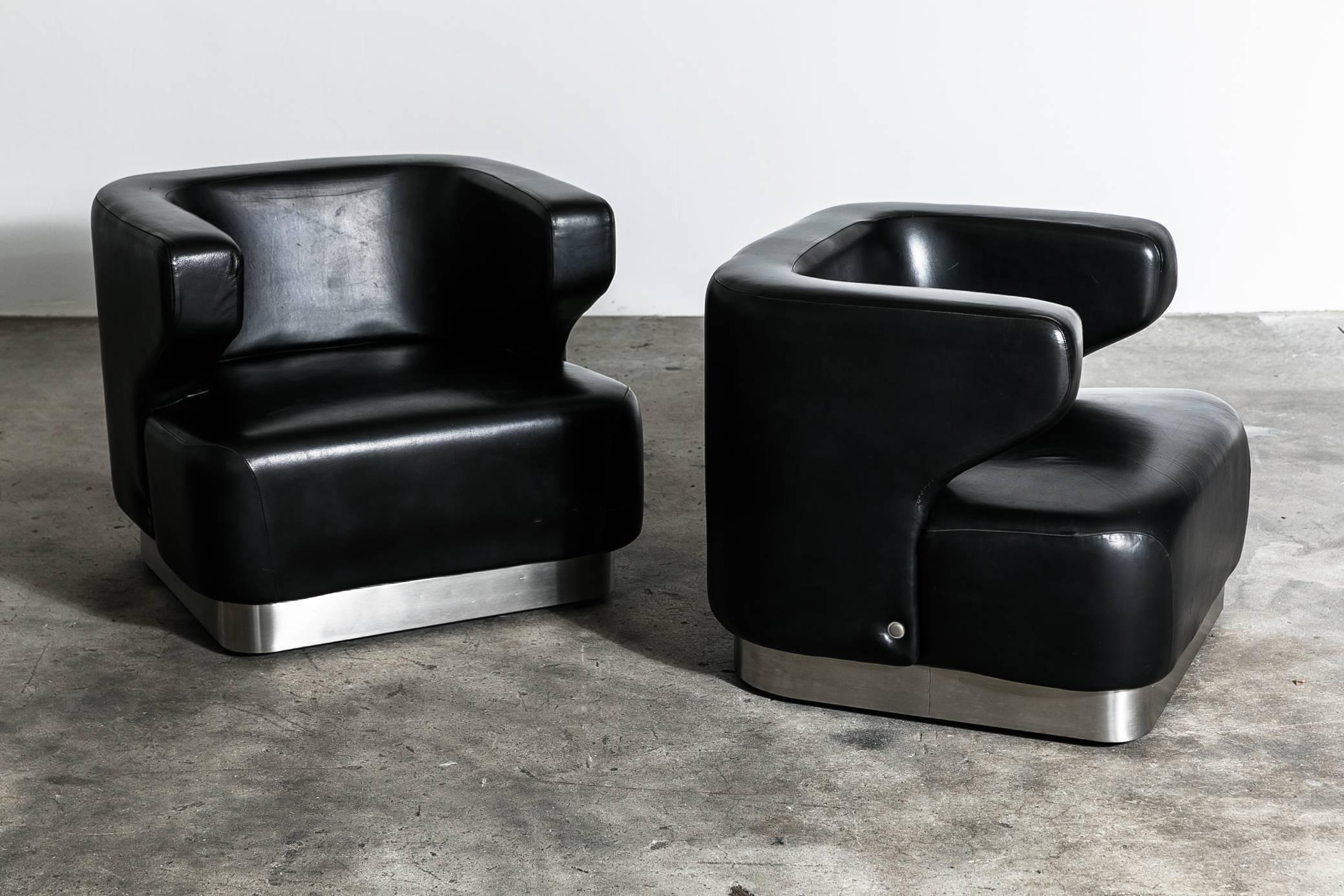 Elegant and very rare pair of lounge chairs in original leather by Gianni Moscatelli for Formanova. circa 1970, Italy.
 