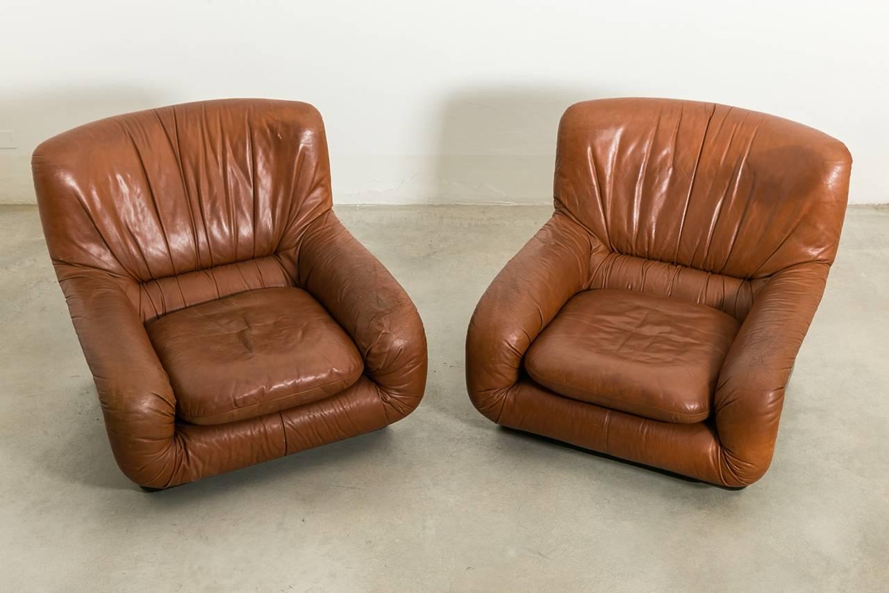 Super rare pair of comfort lounge chairs by Titina Ammannati & G.Vitelli. The moulded fiberglass shells are black and the original upholstery in cognac leather, circa 1970, Italy.