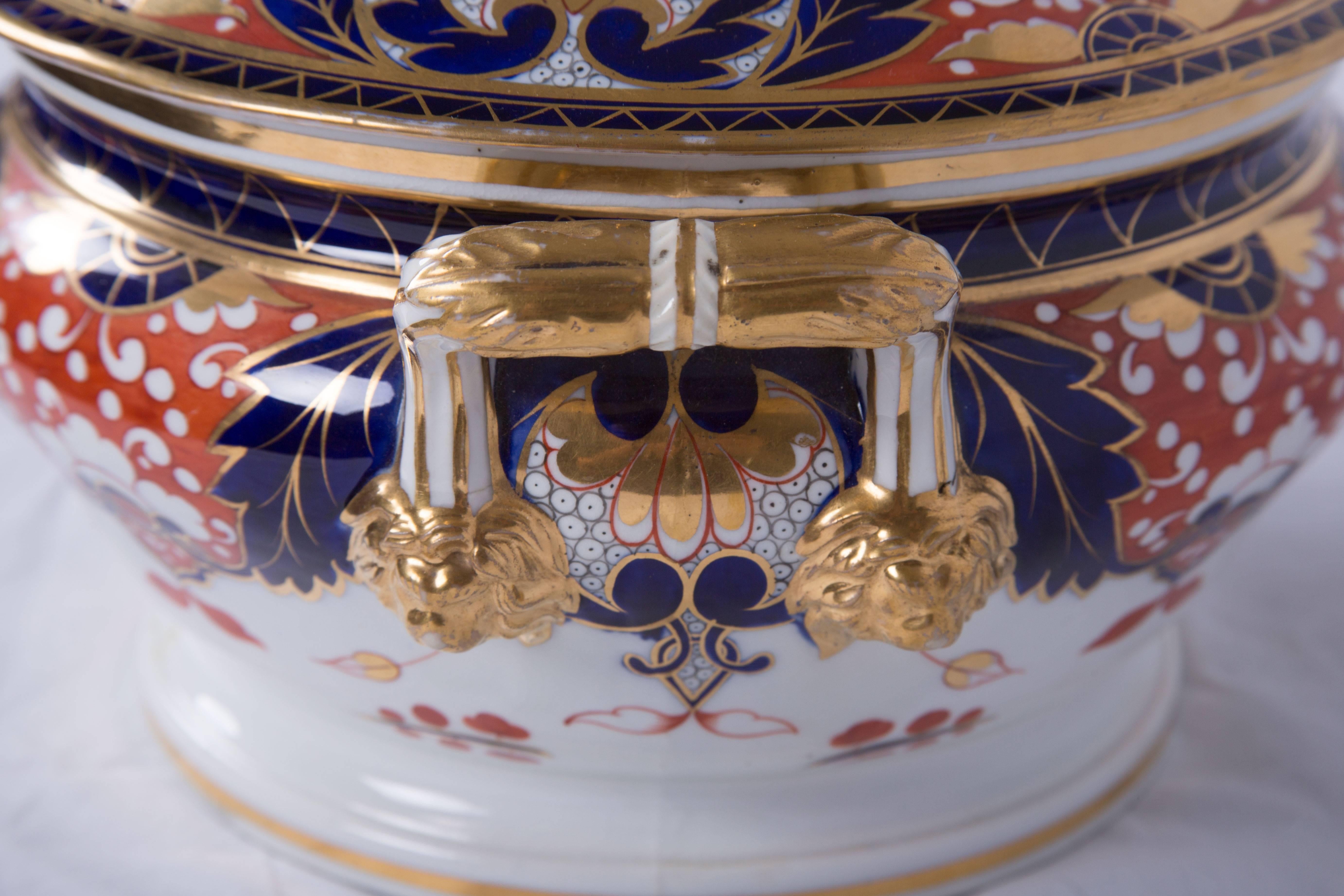 Early 19th c. Chamberlain's Regent China Worcester Circular Tureen & stand In Good Condition In WEST PALM BEACH, FL